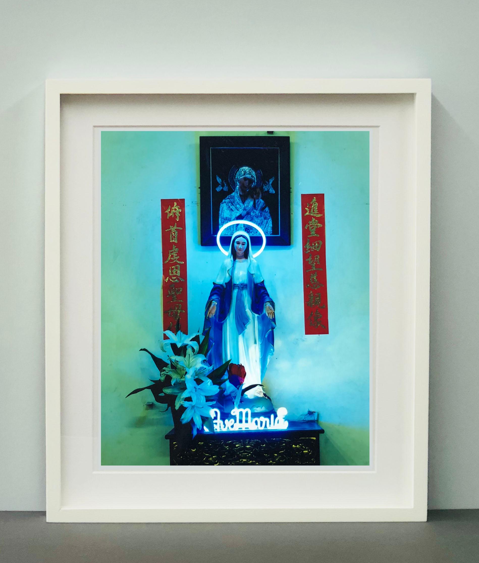 Ave María, Ciudad Ho Chi Minh - Fotografía religiosa kitsch en color contemporánea - Photograph Contemporáneo de Richard Heeps