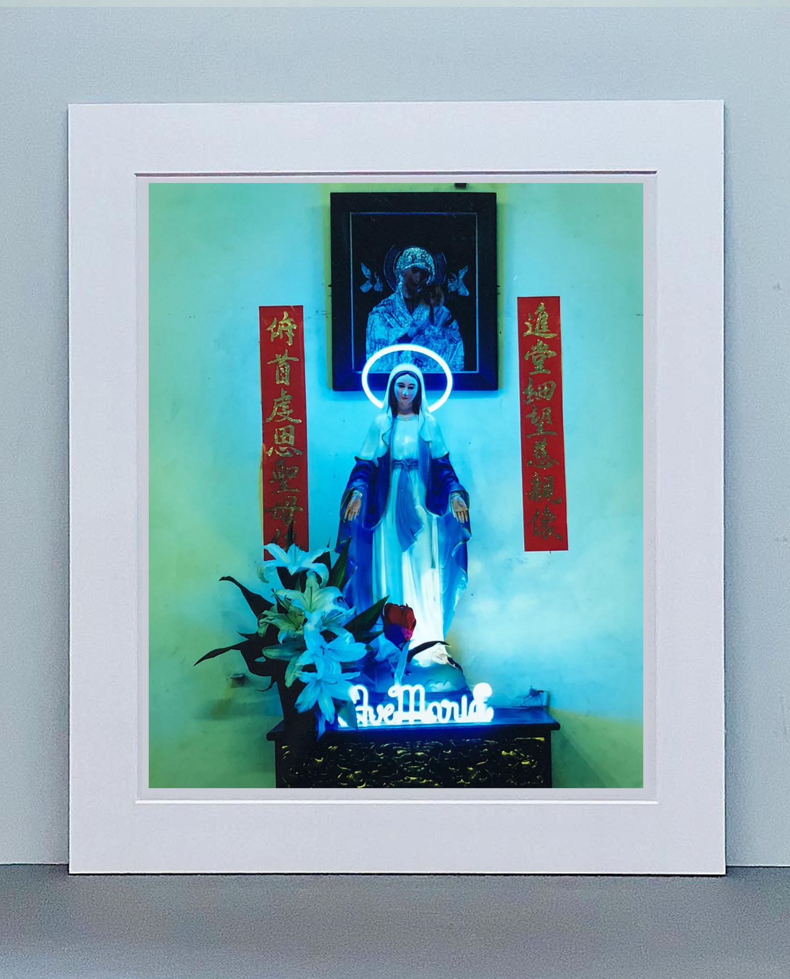 Ave María, Ciudad Ho Chi Minh - Fotografía religiosa kitsch en color contemporánea - Color Photograph Azul de Richard Heeps