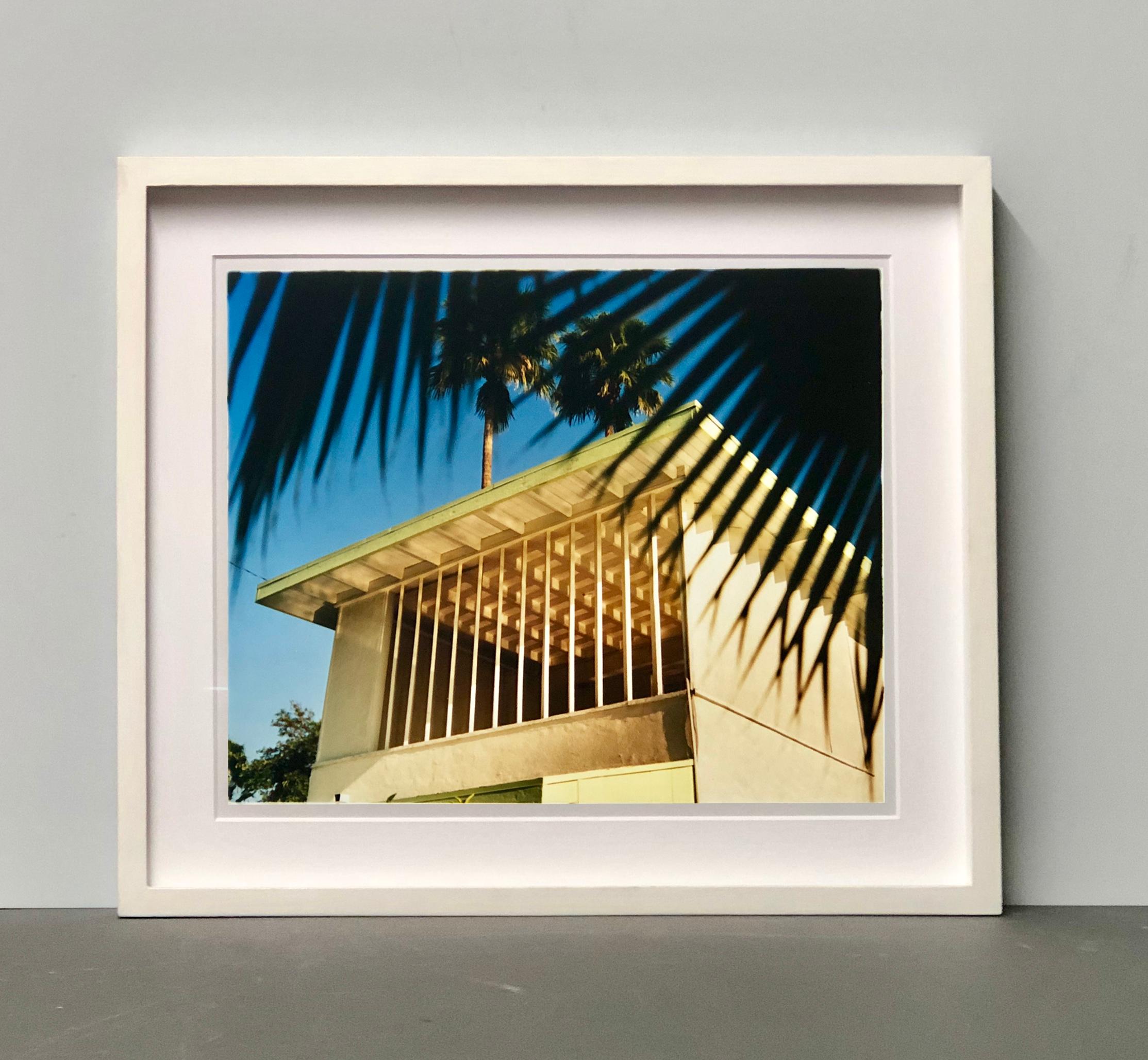 Ballantines Movie Colony II, Palm Springs, Californie - Architecture du milieu du siècle dernier - Contemporain Photograph par Richard Heeps