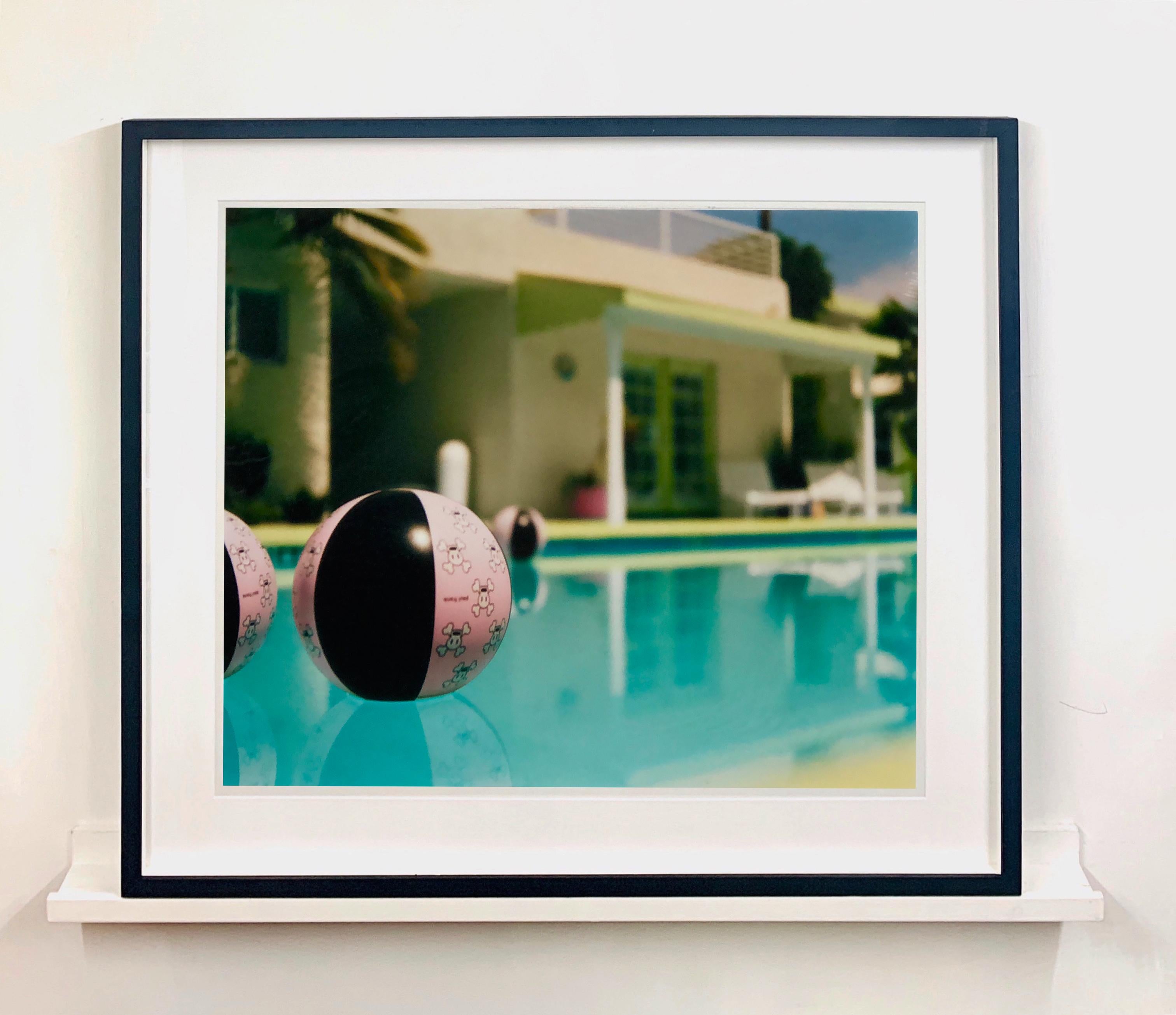 Ball de plage - Ballantines Movie Colony, Palm Springs, Californie - Photo couleur - Print de Richard Heeps