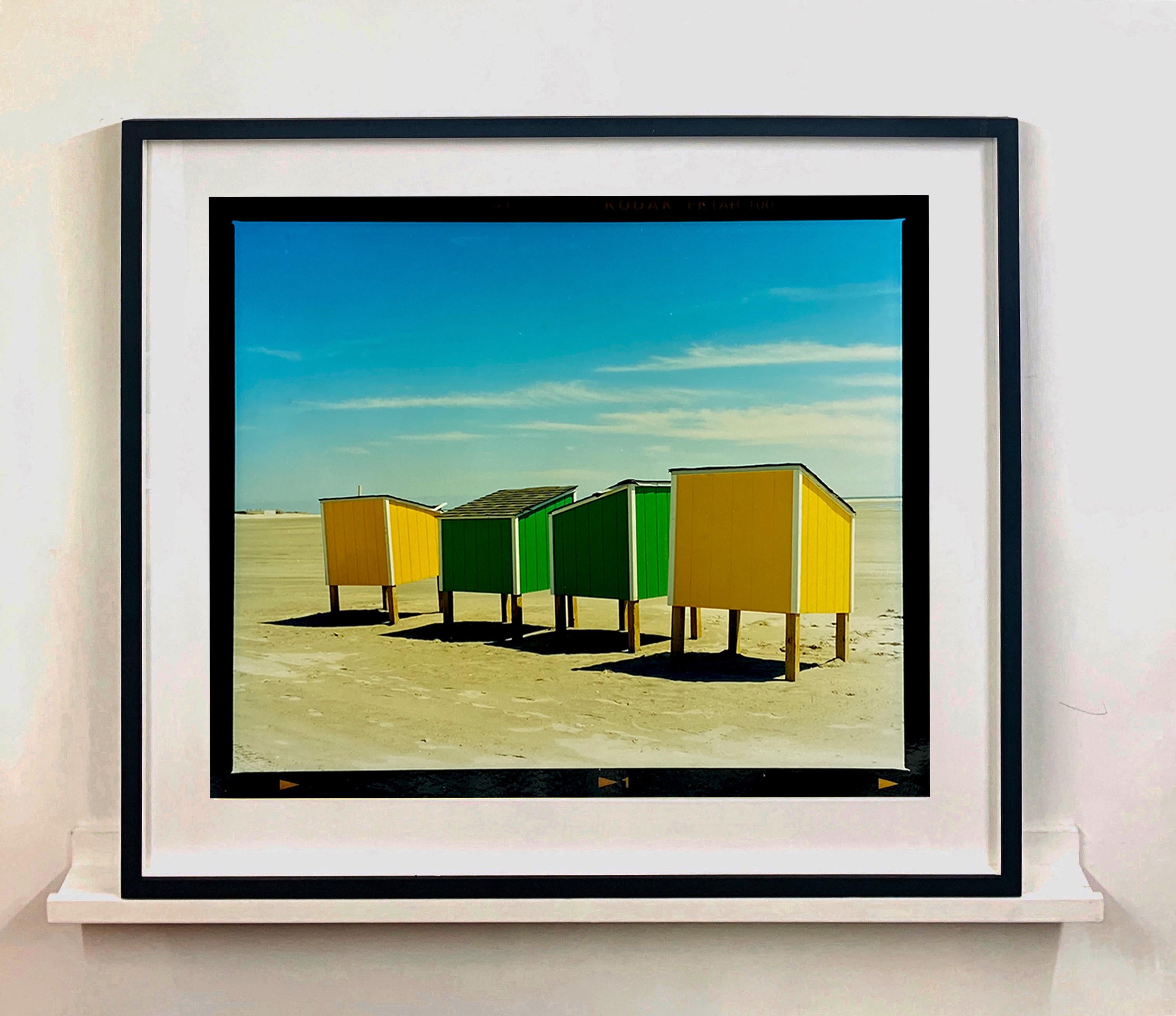 Les casiers de plage de Wildwood ont été photographiés lors d'une glorieuse journée de ciel bleu printemps. Prise en 2013, cette photo a été exécutée pour la première fois dans la chambre noire de Richard en avril 2020. La couleur est la clé du