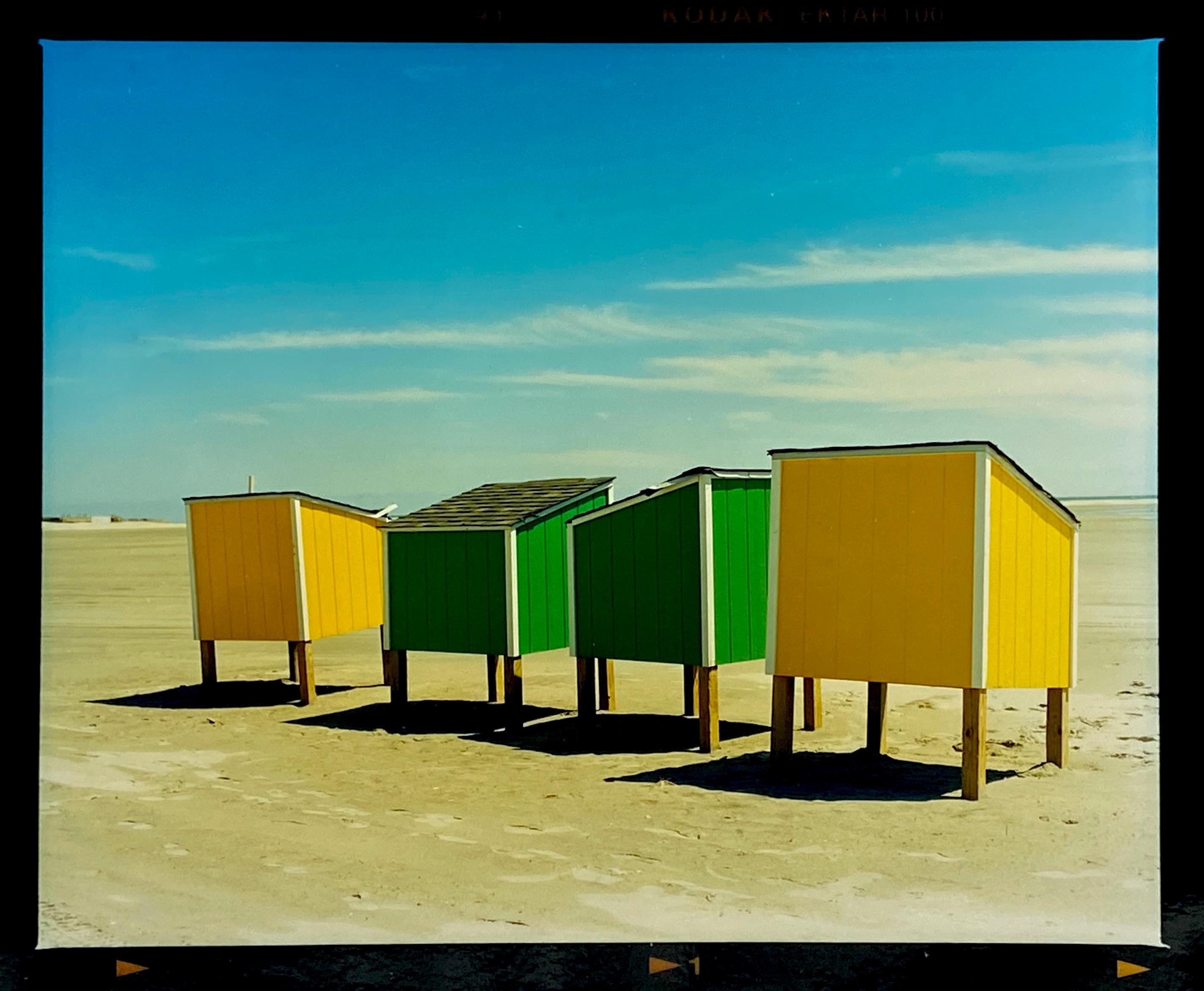 Color Photograph Richard Heeps - Lockers de plage, Wildwood, New Jersey - Photographie couleur de la côte américaine