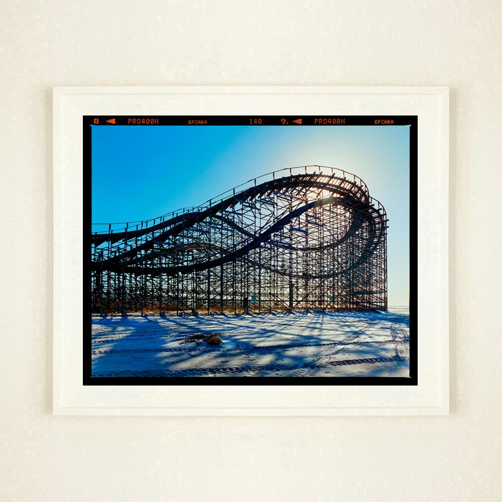 Gestrandete Achterbahn, Wildwood, New Jersey - Amerikanisches Landschaftsfarbfoto (Zeitgenössisch), Print, von Richard Heeps