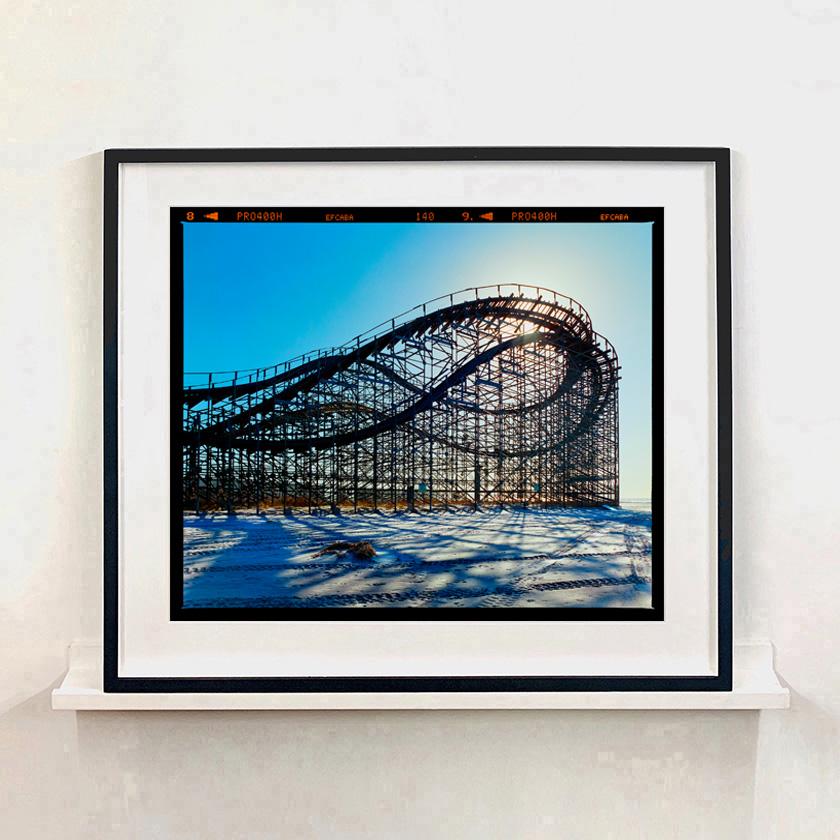 Gestrandete Achterbahn, Wildwood, New Jersey - Amerikanisches Landschaftsfarbfoto im Angebot 2