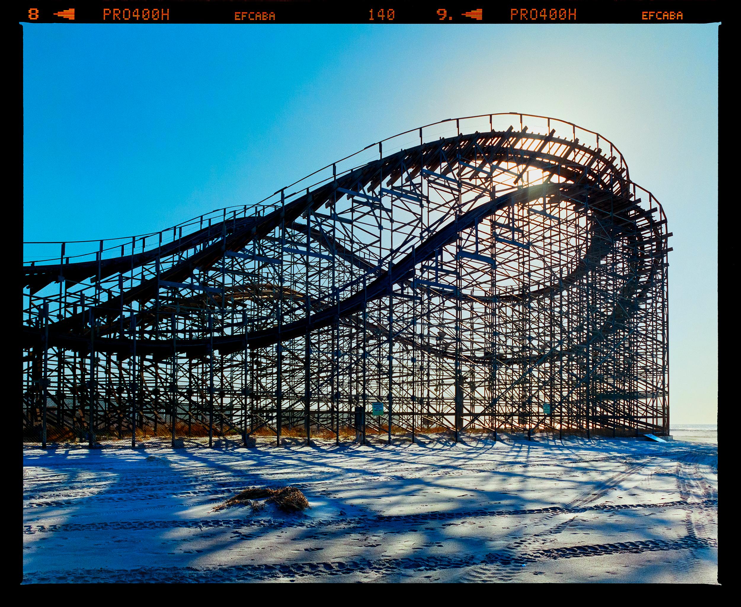 Montaña rusa varada, Wildwood, Nueva Jersey - Foto en color de paisaje americano