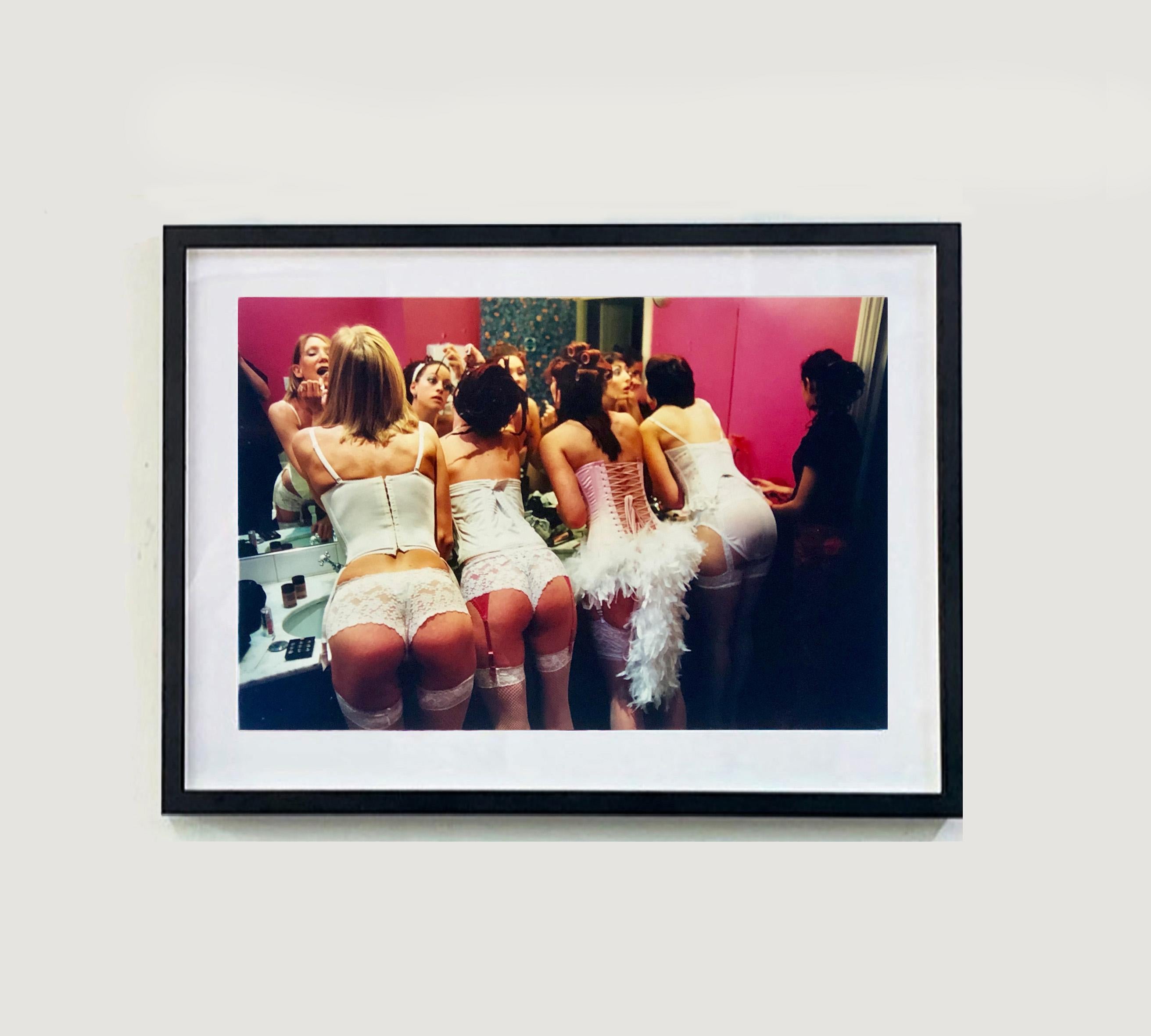 Belles of Shoreditch, The Whoopee Club, Londres - Photographie couleur burlesque - Rose Portrait Photograph par Richard Heeps