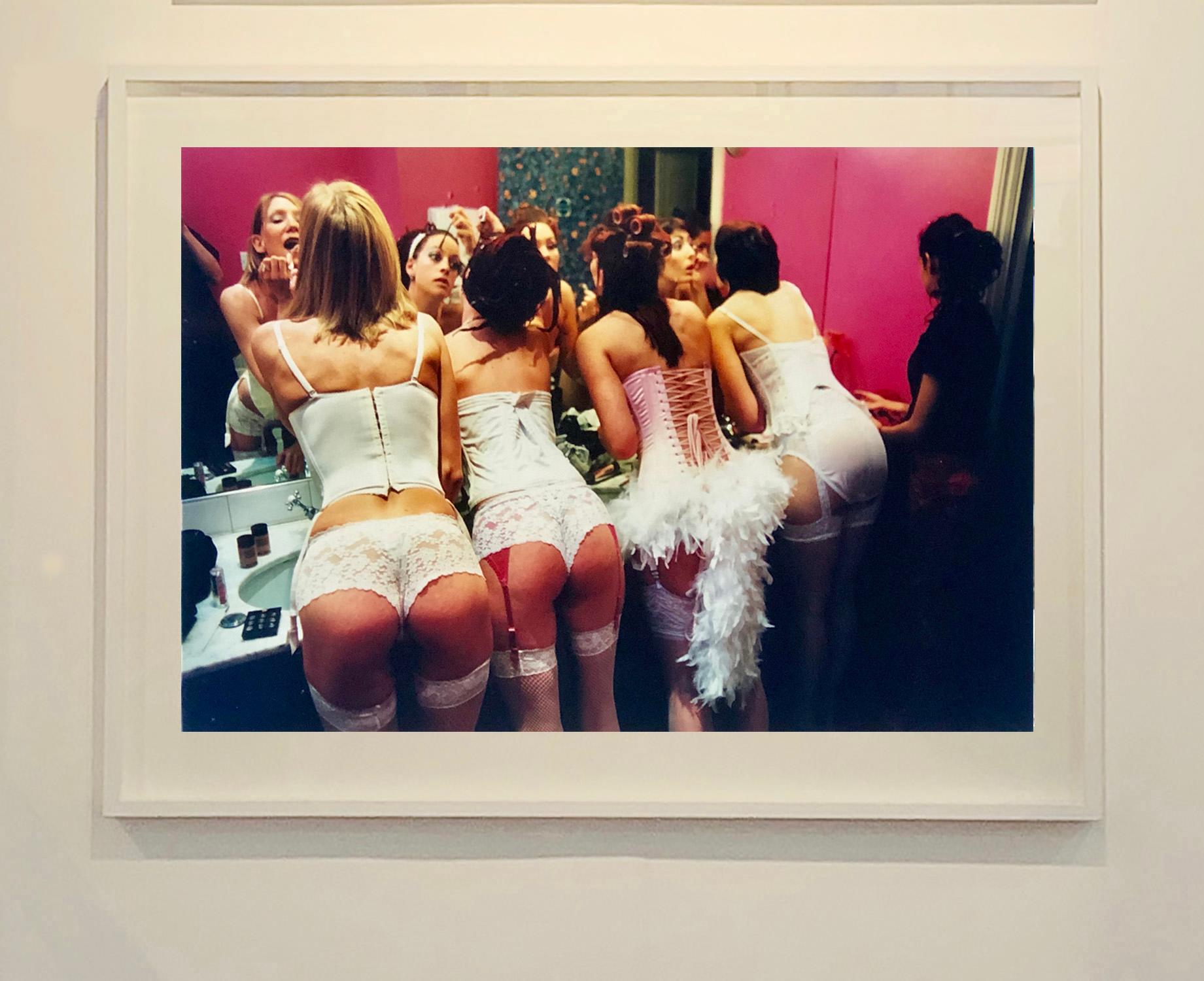 Belles de Shoreditch, de la série Burlesque de Richard Heeps.
Richard Heeps est devenu célèbre pour sa photographie burlesque après avoir passé l'année 2003 à capturer des spectacles en Grande-Bretagne et en Amérique. Il a passé beaucoup de temps
