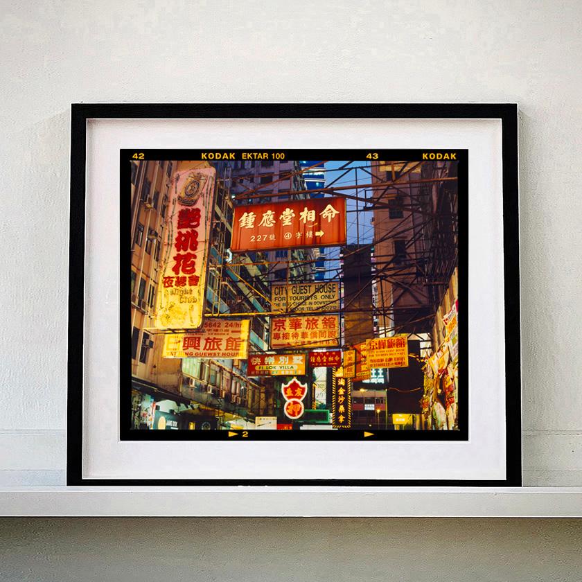 La scelta migliore a Downtown, Kowloon, Hong Kong  Fotografia a colori di architettura asiatica - Print di Richard Heeps