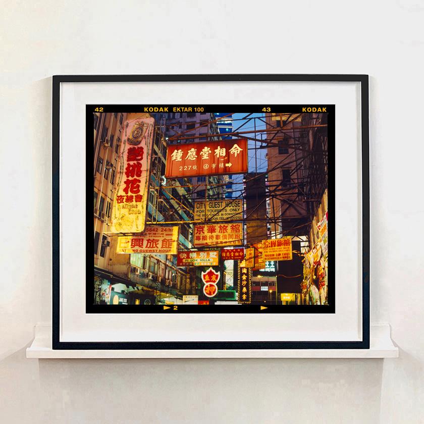 La scelta migliore a Downtown, Kowloon, Hong Kong  Fotografia a colori di architettura asiatica - Photograph di Richard Heeps