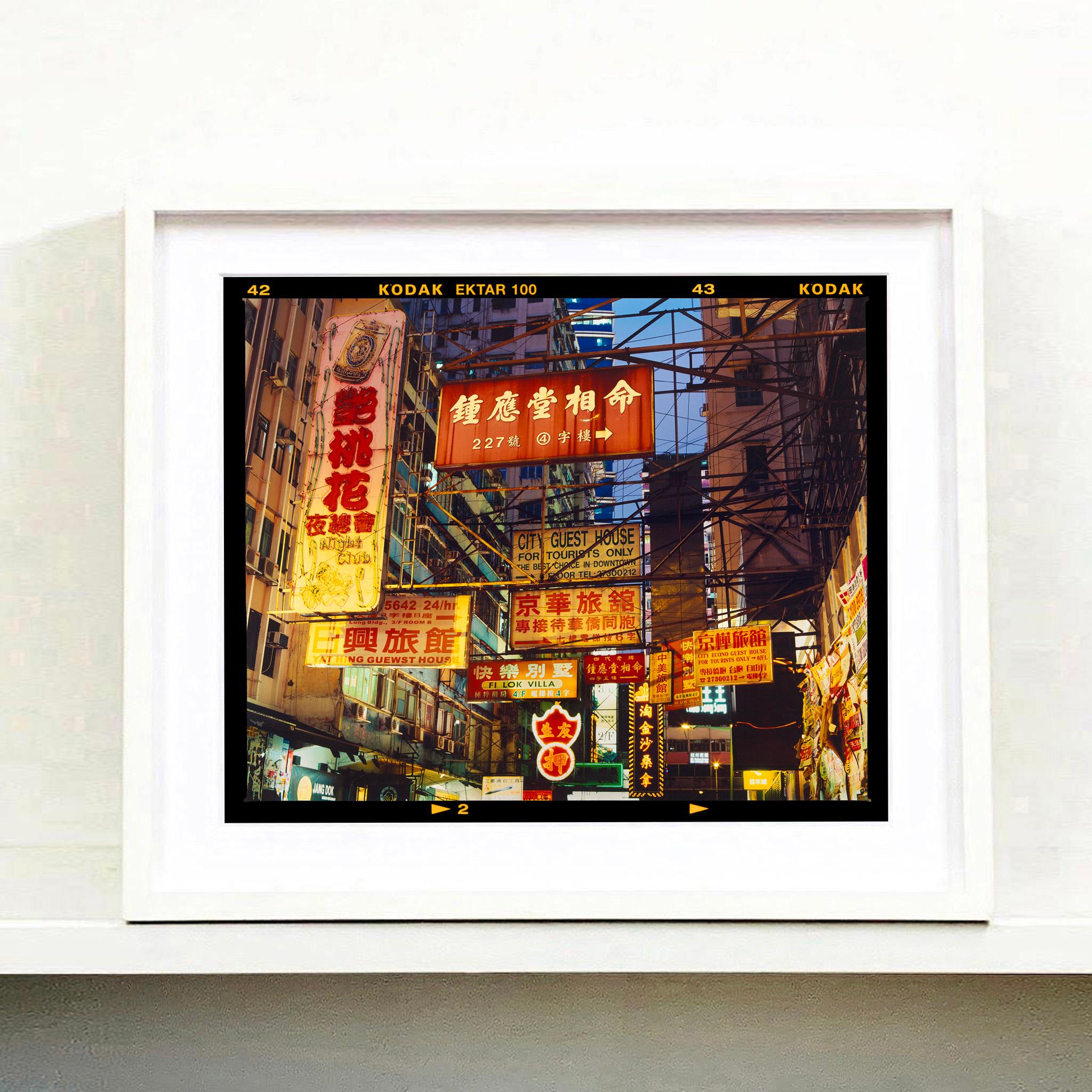 La scelta migliore a Downtown, Kowloon, Hong Kong  Fotografia a colori di architettura asiatica - Print Pop Art di Richard Heeps