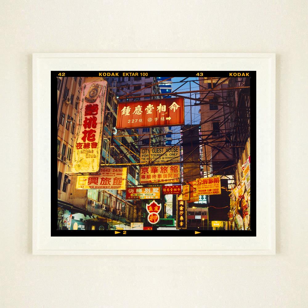 La scelta migliore a Downtown, Kowloon, Hong Kong  Fotografia a colori di architettura asiatica - Photograph Pop Art di Richard Heeps