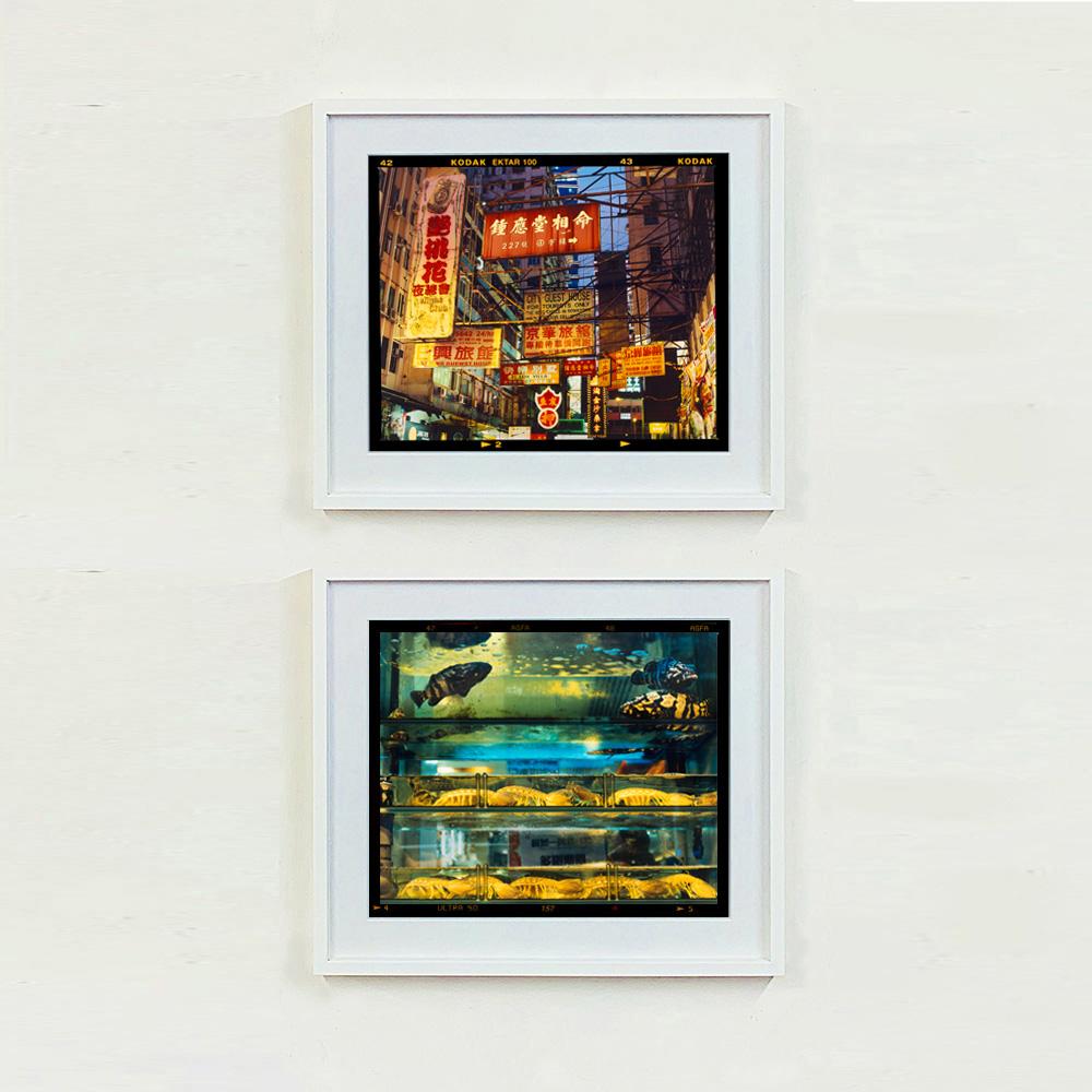 La scelta migliore a Downtown, Kowloon, Hong Kong  Fotografia a colori di architettura asiatica - Print Nero di Richard Heeps