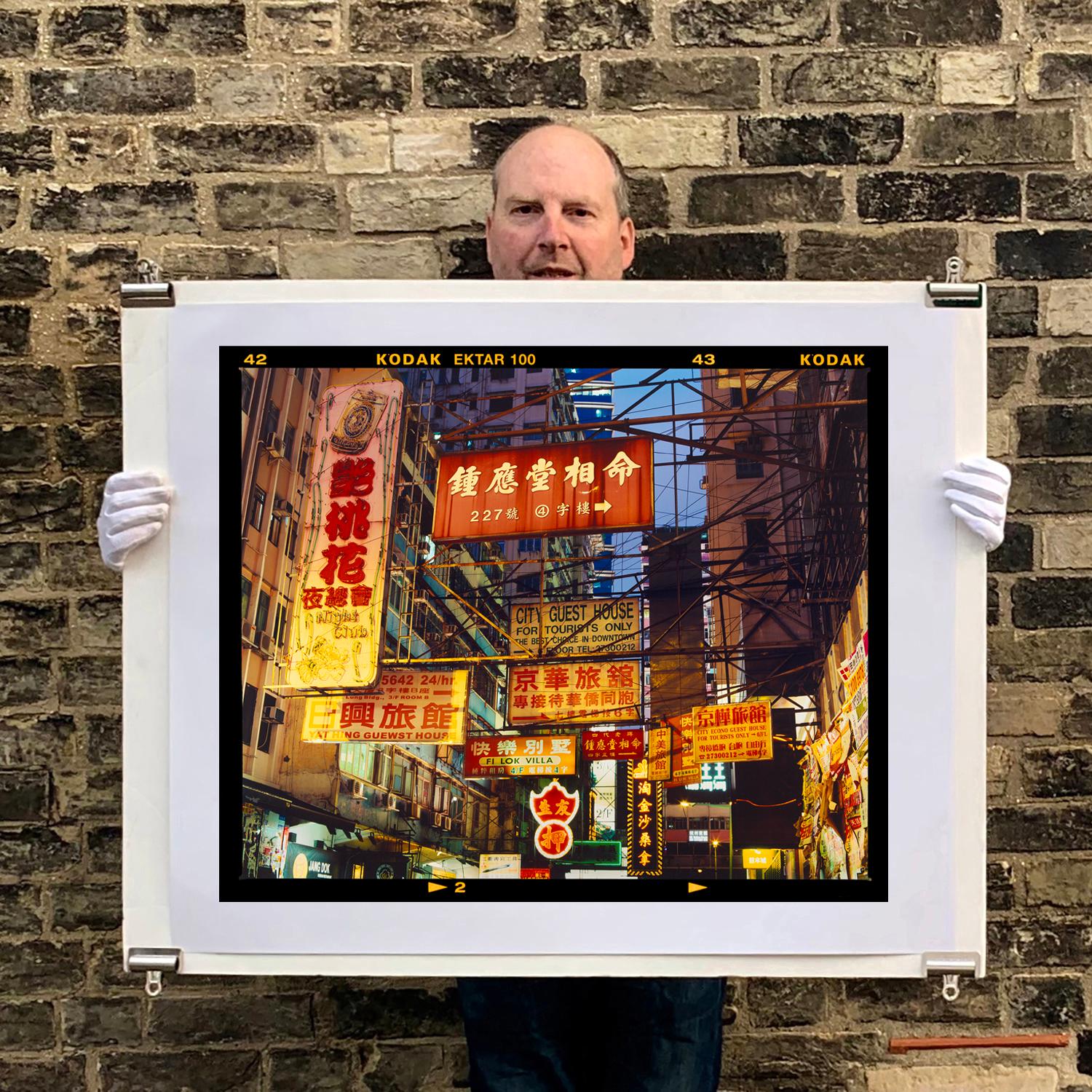 La scelta migliore a Downtown, Kowloon, Hong Kong  Fotografia a colori di architettura asiatica - Color Photograph Nero di Richard Heeps