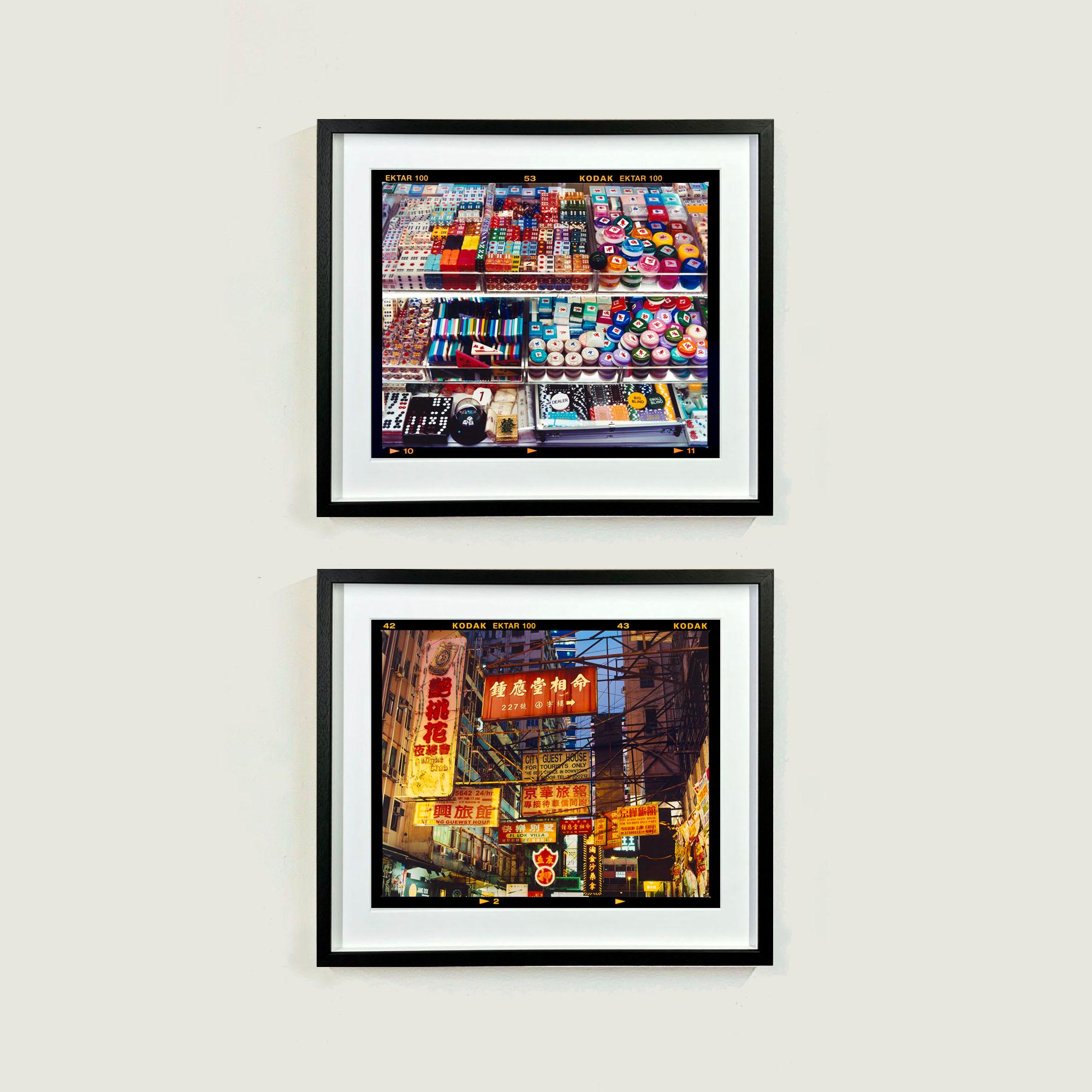 Best Choice in Downtown, catturato da Richard Heeps a Kowloon nel 2016, questo pezzo cattura perfettamente gli strati di Hong Kong. Come fotografo, Richard guarda sempre a ciò che rappresenta veramente un luogo e quando si pensa a Hong Kong vengono