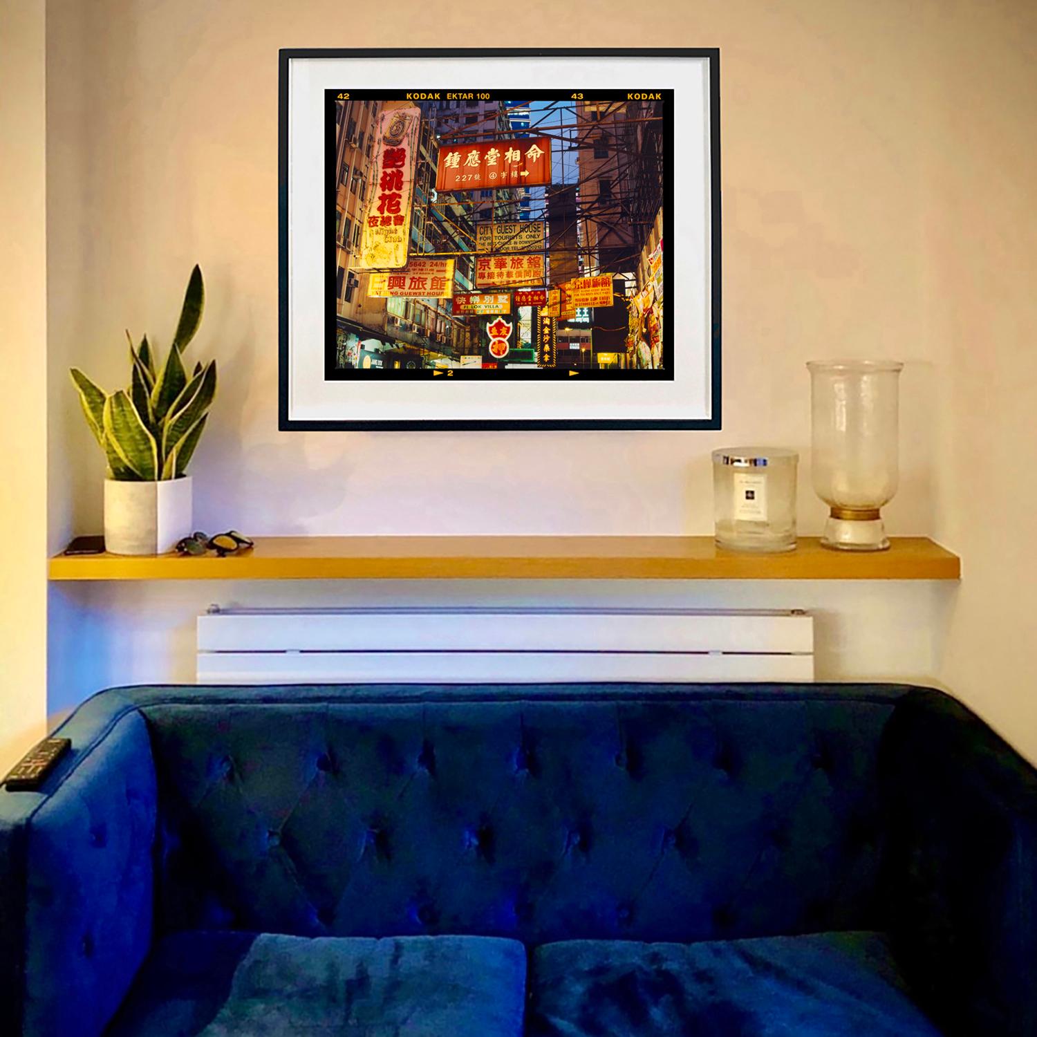 Best Choice in Downtown, catturato da Richard Heeps a Kowloon nel 2016, questo pezzo cattura perfettamente gli strati di Hong Kong. Come fotografo, Richard guarda sempre a ciò che rappresenta veramente un luogo e quando si pensa a Hong Kong vengono