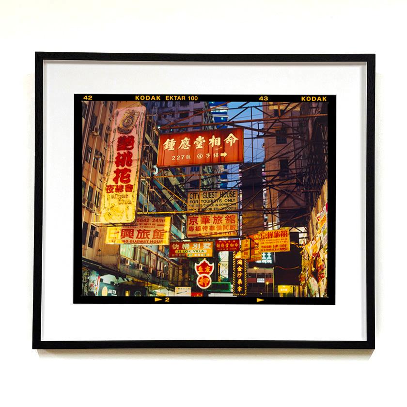 La scelta migliore a Downtown, Kowloon, Hong Kong  Fotografia a colori di architettura asiatica in vendita 1