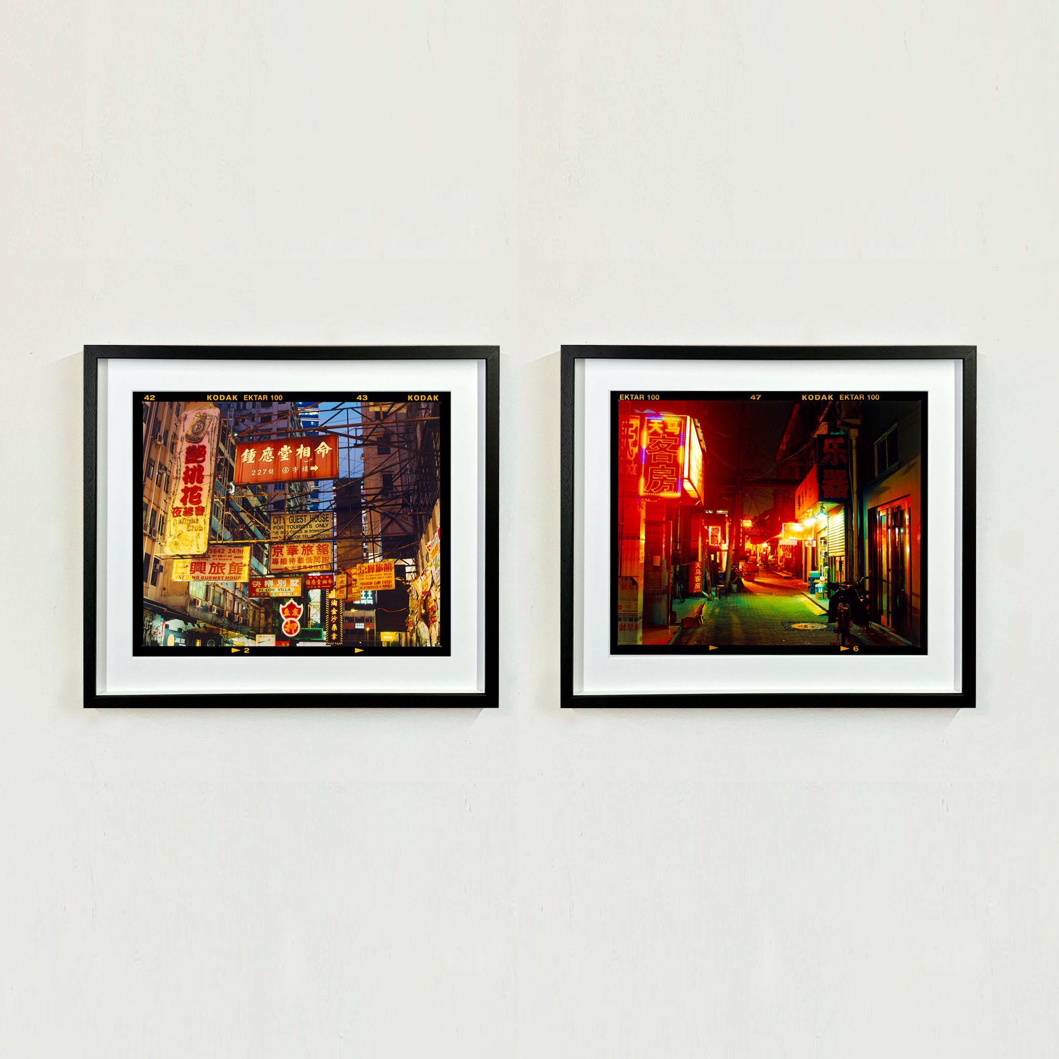La scelta migliore a Downtown, Kowloon, Hong Kong  Fotografia a colori di architettura asiatica in vendita 2