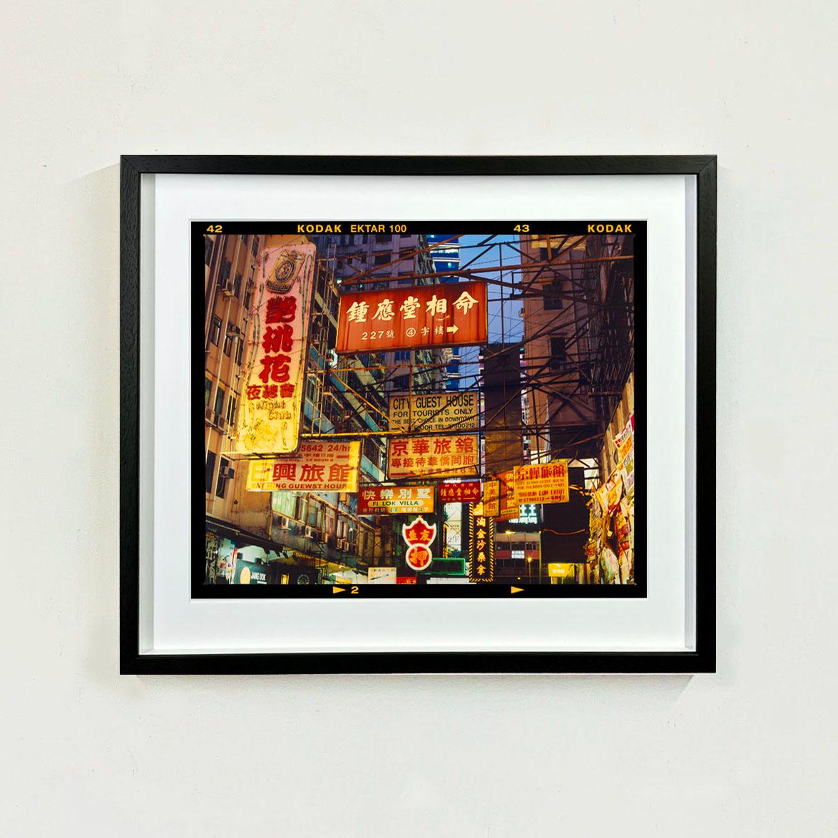 La scelta migliore a Downtown, Kowloon, Hong Kong  Fotografia a colori di architettura asiatica in vendita 3