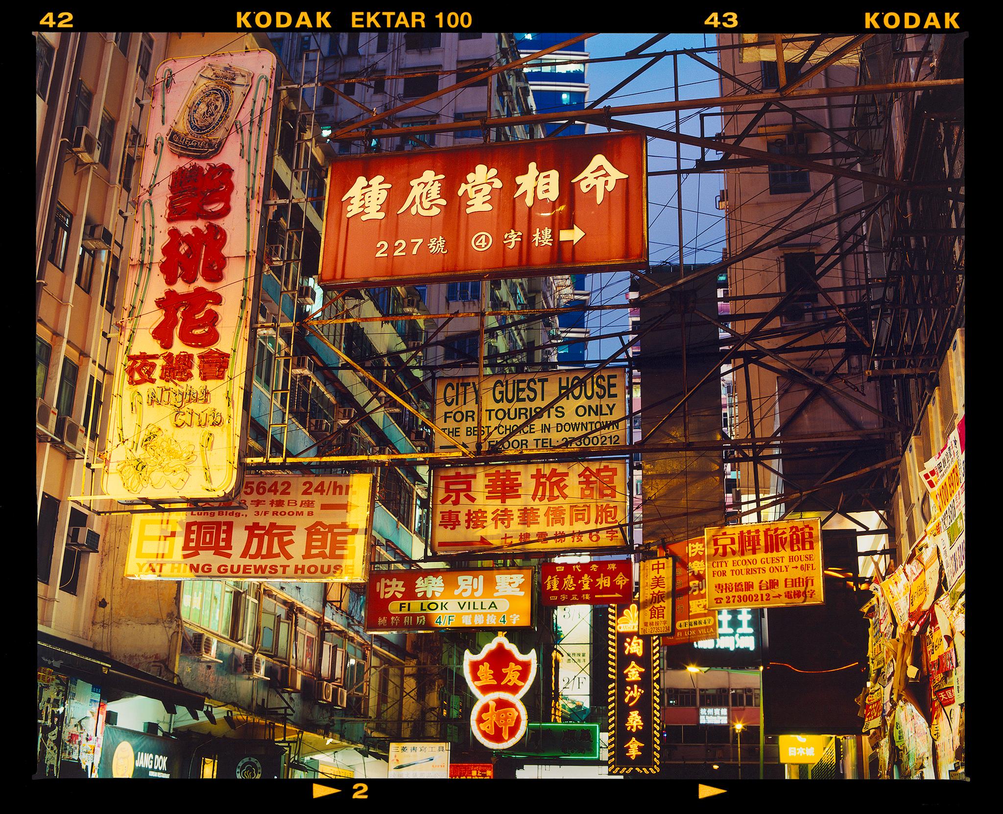 Print di Richard Heeps - La scelta migliore a Downtown, Kowloon, Hong Kong  Fotografia a colori di architettura asiatica