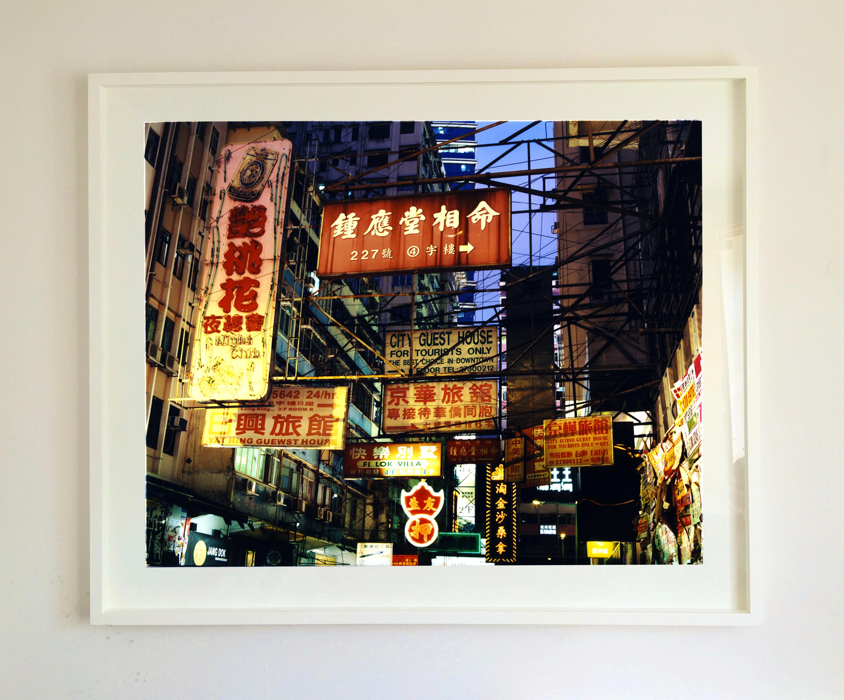 Die beste Wahl in der Innenstadt, Kowloon, Hongkong - Asiatische Architekturfotografie (Zeitgenössisch), Photograph, von Richard Heeps