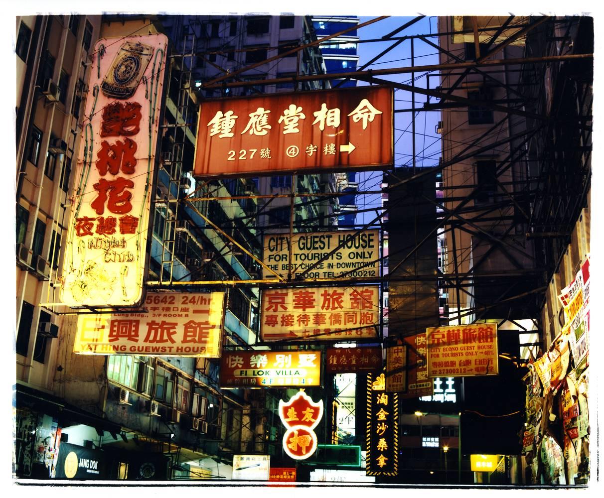 Richard Heeps Color Photograph – Die beste Wahl in der Innenstadt, Kowloon, Hongkong - Asiatische Architekturfotografie