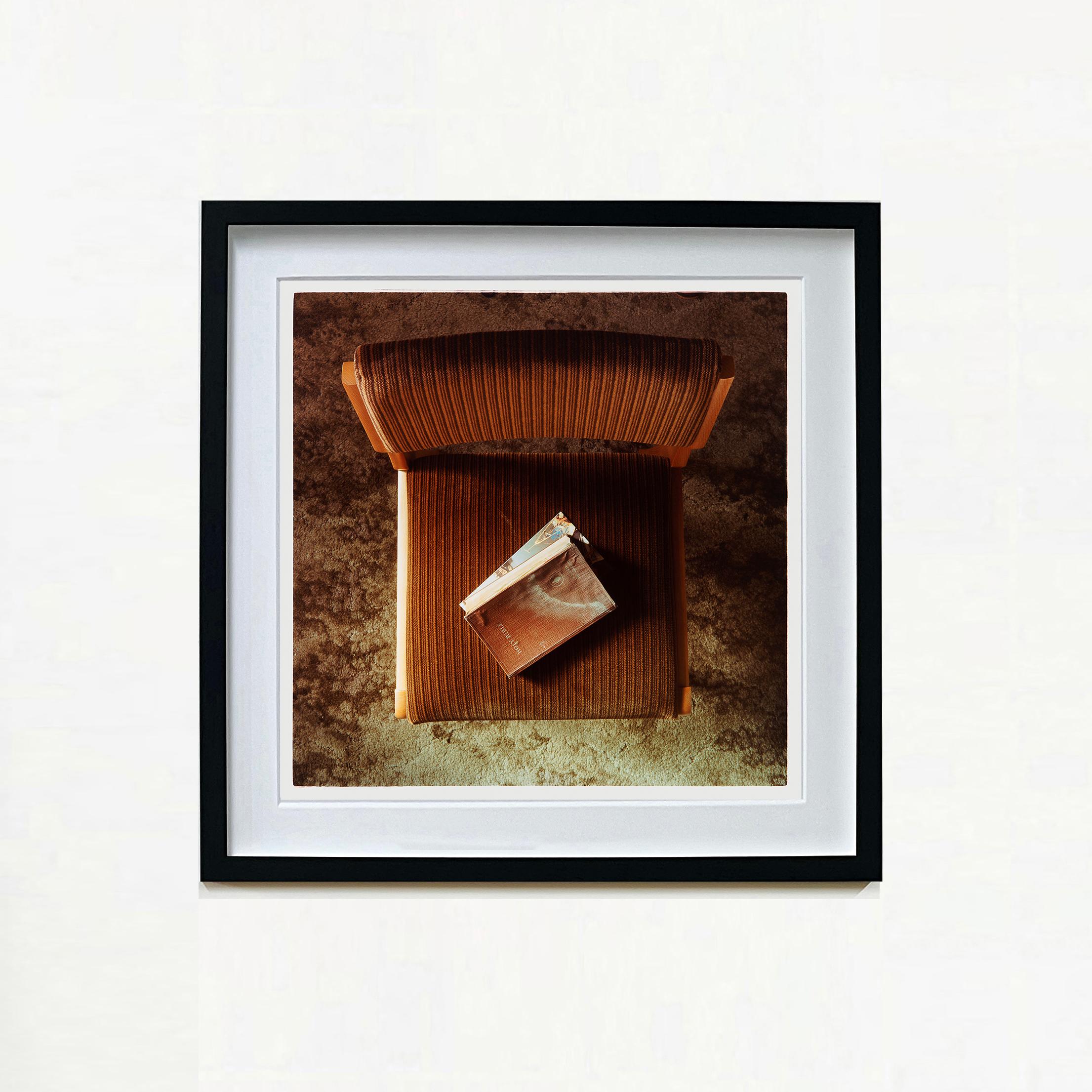 Bible - Fisherman's Mission - Ordinary Places Vintage Interieur-Farbfotografie – Print von Richard Heeps