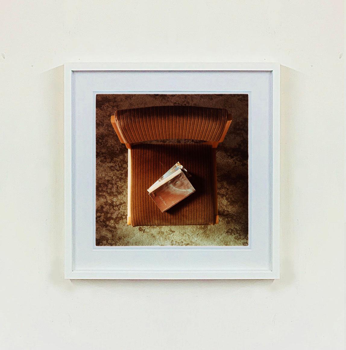 Bible - Fisherman's Mission - Ordinary Places Vintage Interieur-Farbfotografie (Pop-Art), Print, von Richard Heeps