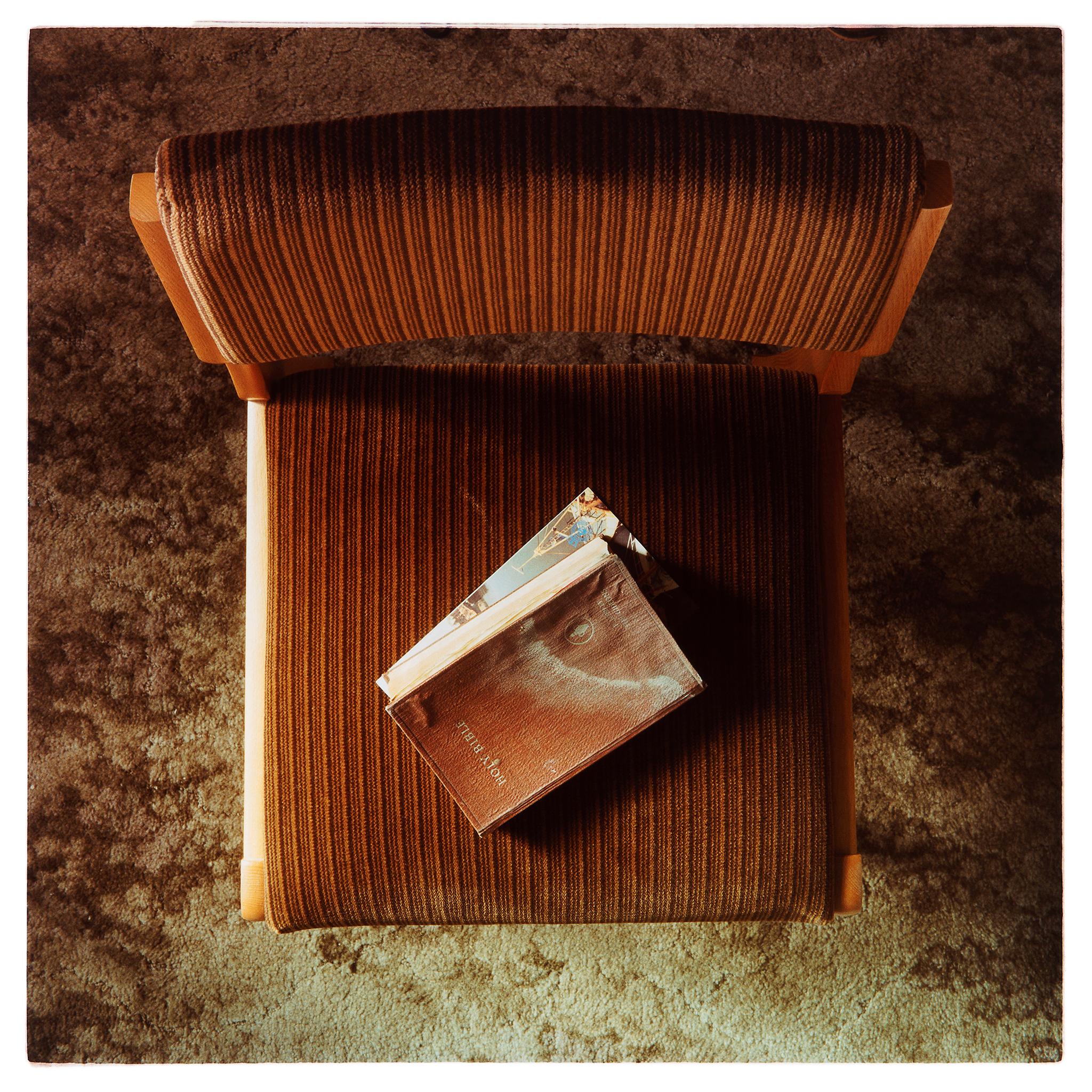 Richard Heeps Print – Bible - Fisherman's Mission - Ordinary Places Vintage Interieur-Farbfotografie