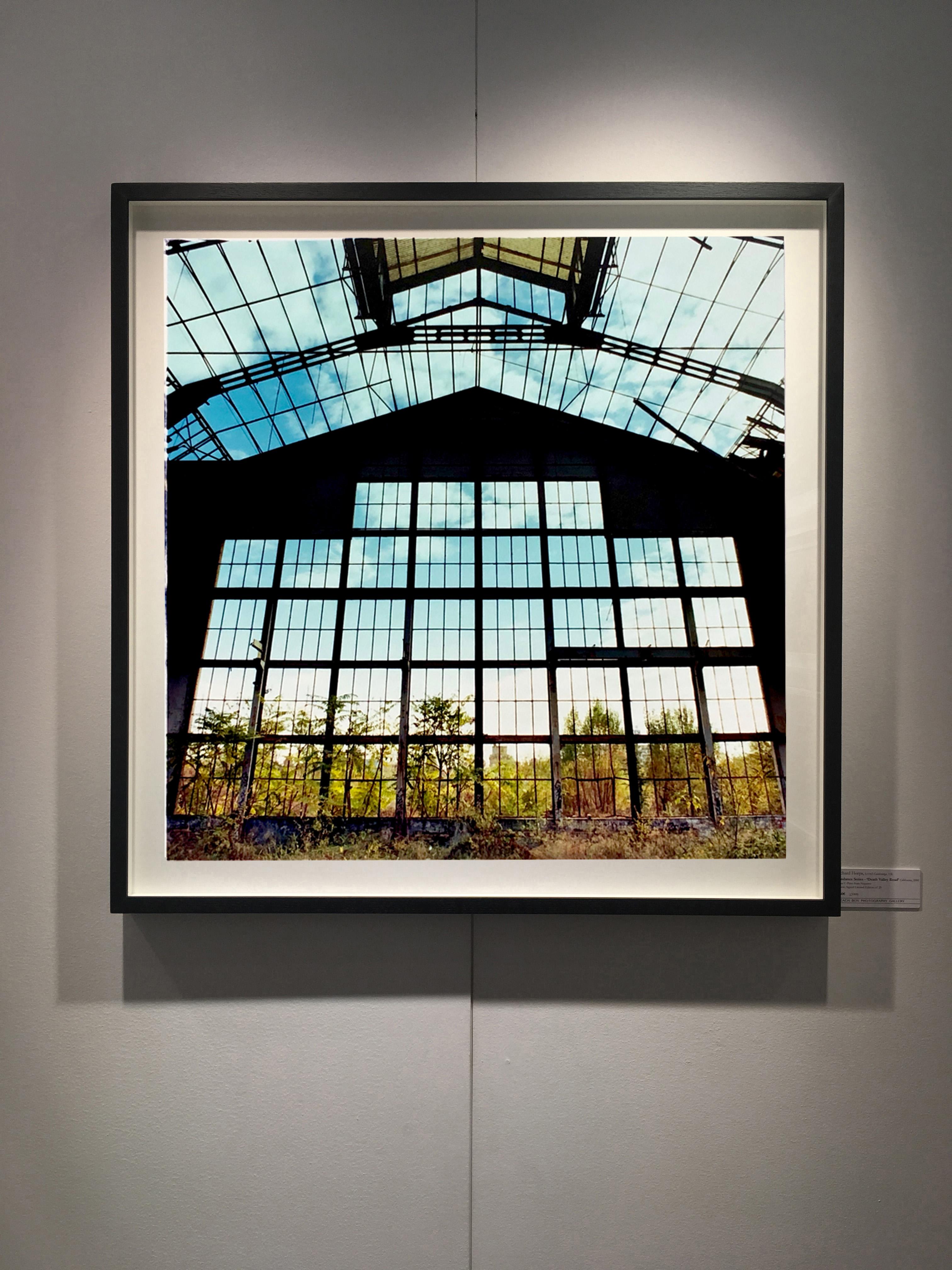 Großes Fenster mit großem Fenster, Lammfell, Mailand - Industriearchitektur Italienische Farbfotografie (Zeitgenössisch), Print, von Richard Heeps