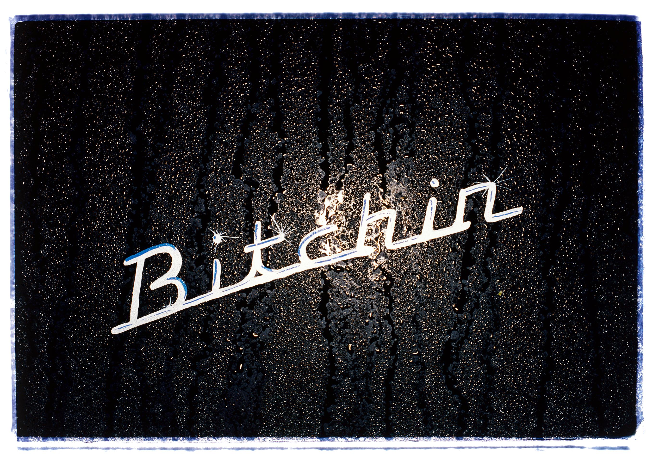 Color Photograph Richard Heeps - Bitchin', Hemsby, Norfolk - Art graphique basé sur le texte, photographie en couleur