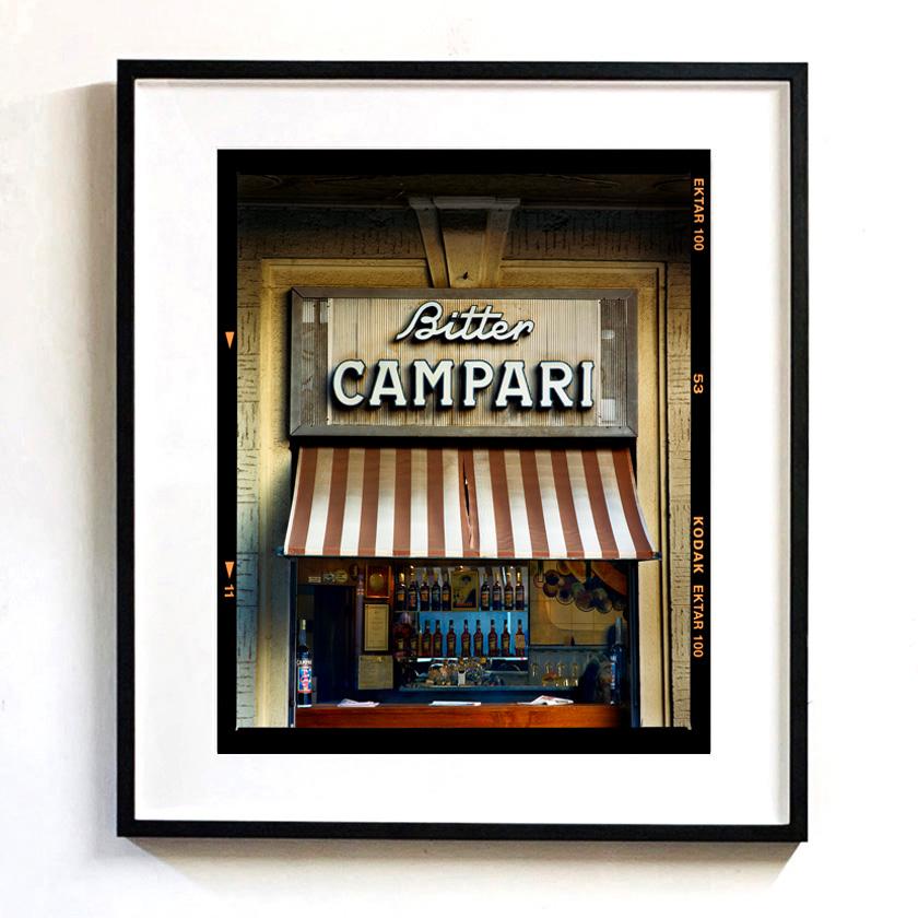 Bitter Campari, Mailand – Italienische Architekturstraßenfotografie  – Print von Richard Heeps