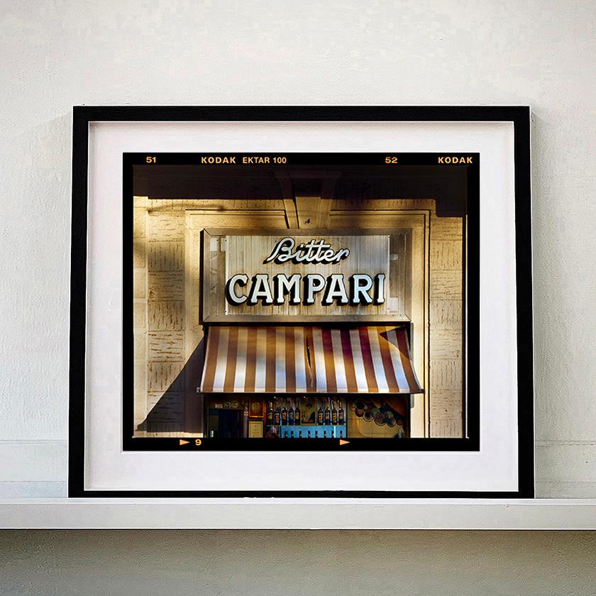 Panneau Bitter Campari, Milan - Photographie de typographie d'architecture italienne - Print de Richard Heeps