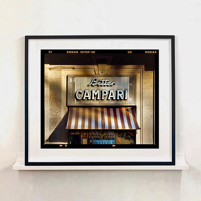 Bitter Campari-Schild, Mailand – Italienische Architektur Typografiefotografie – Photograph von Richard Heeps