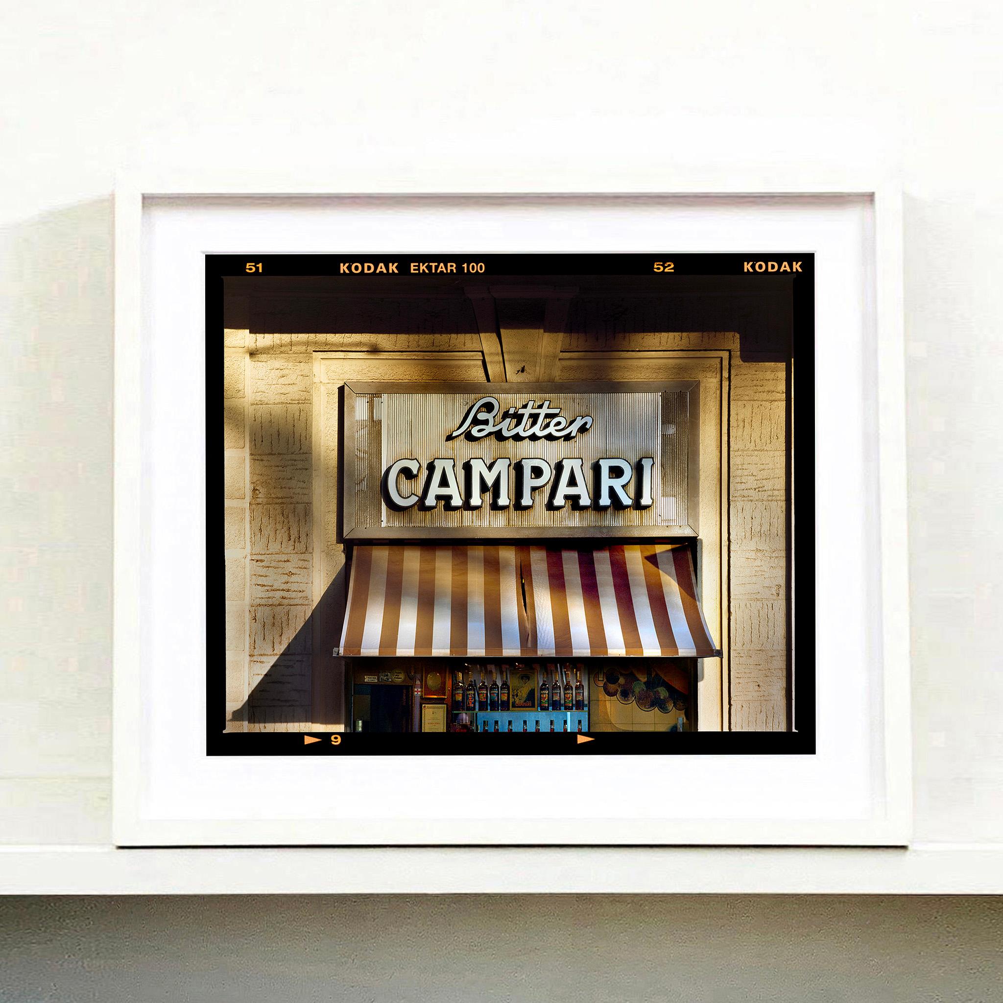 Panneau Bitter Campari, Milan - Photographie de typographie d'architecture italienne - Contemporain Print par Richard Heeps