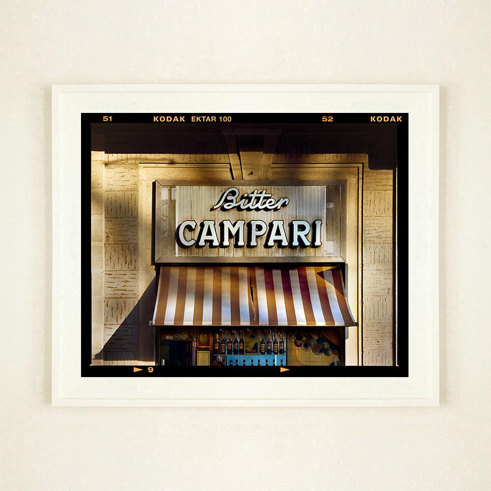 Bitter Campari-Schild, Mailand – Italienische Architektur Typografiefotografie (Zeitgenössisch), Photograph, von Richard Heeps
