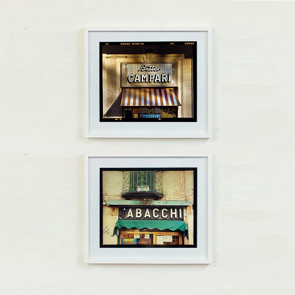 Panneau Bitter Campari, Milan - Photographie de typographie d'architecture italienne - Noir Print par Richard Heeps