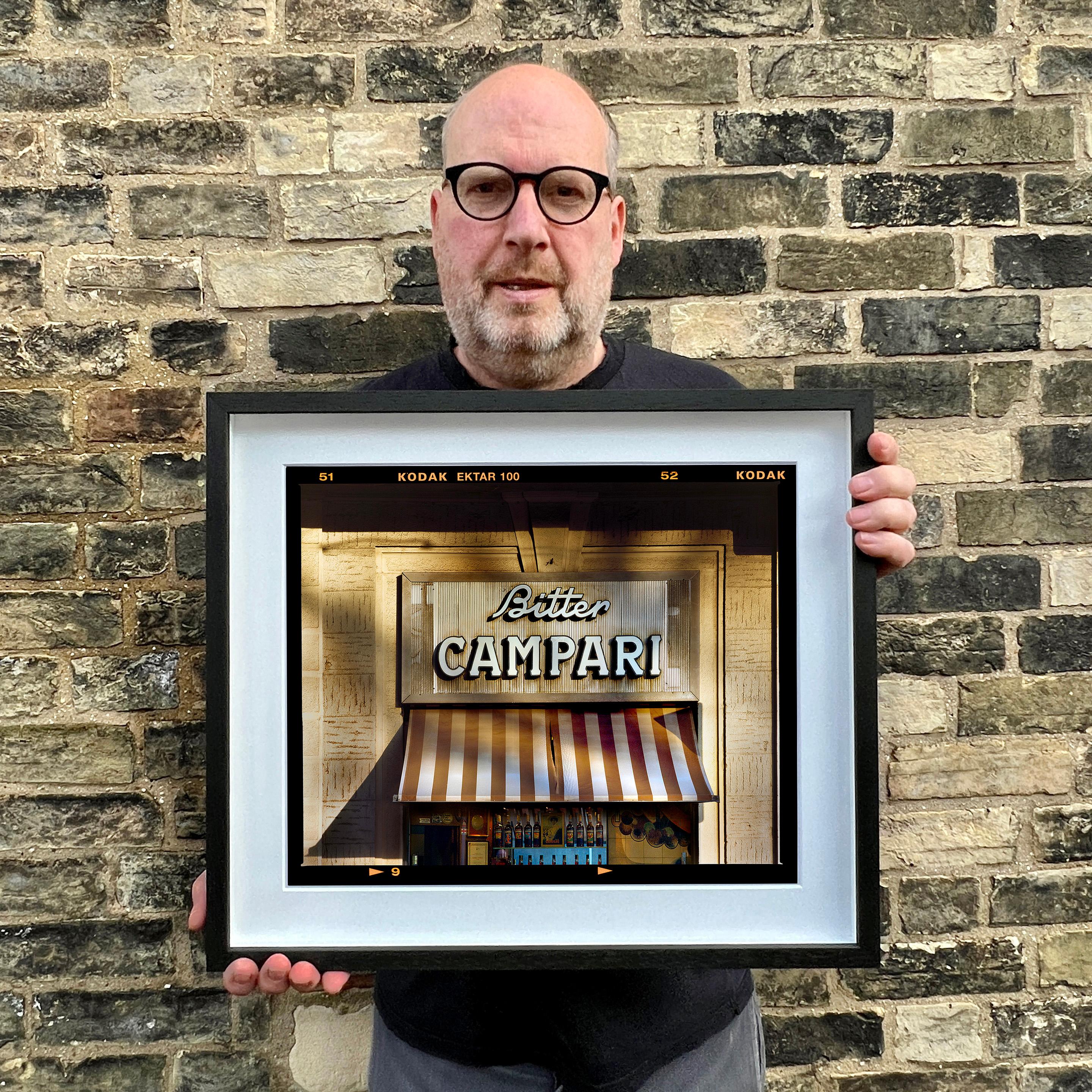 Bitter Campari Sign, photographie de rue d'architecture italienne tirée de la série de Richard Heeps, A Short History of Milan.

'A Short History of Milan' a débuté en novembre 2018 pour un projet spécial présenté à l'Affordable Art Fair Milan 2019.