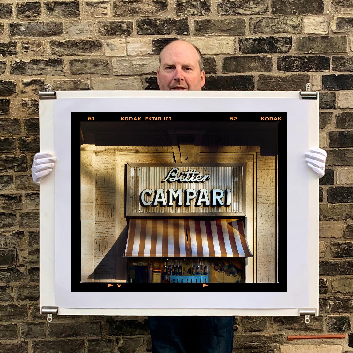 Bitter Campari Sign, italienische Architektur-Straßenfotografie aus Richard Heeps Serie A Short History of Milan.

'A Short History of Milan' begann im November 2018 für ein spezielles Projekt, das auf der Affordable Art Fair Milan 2019 vorgestellt