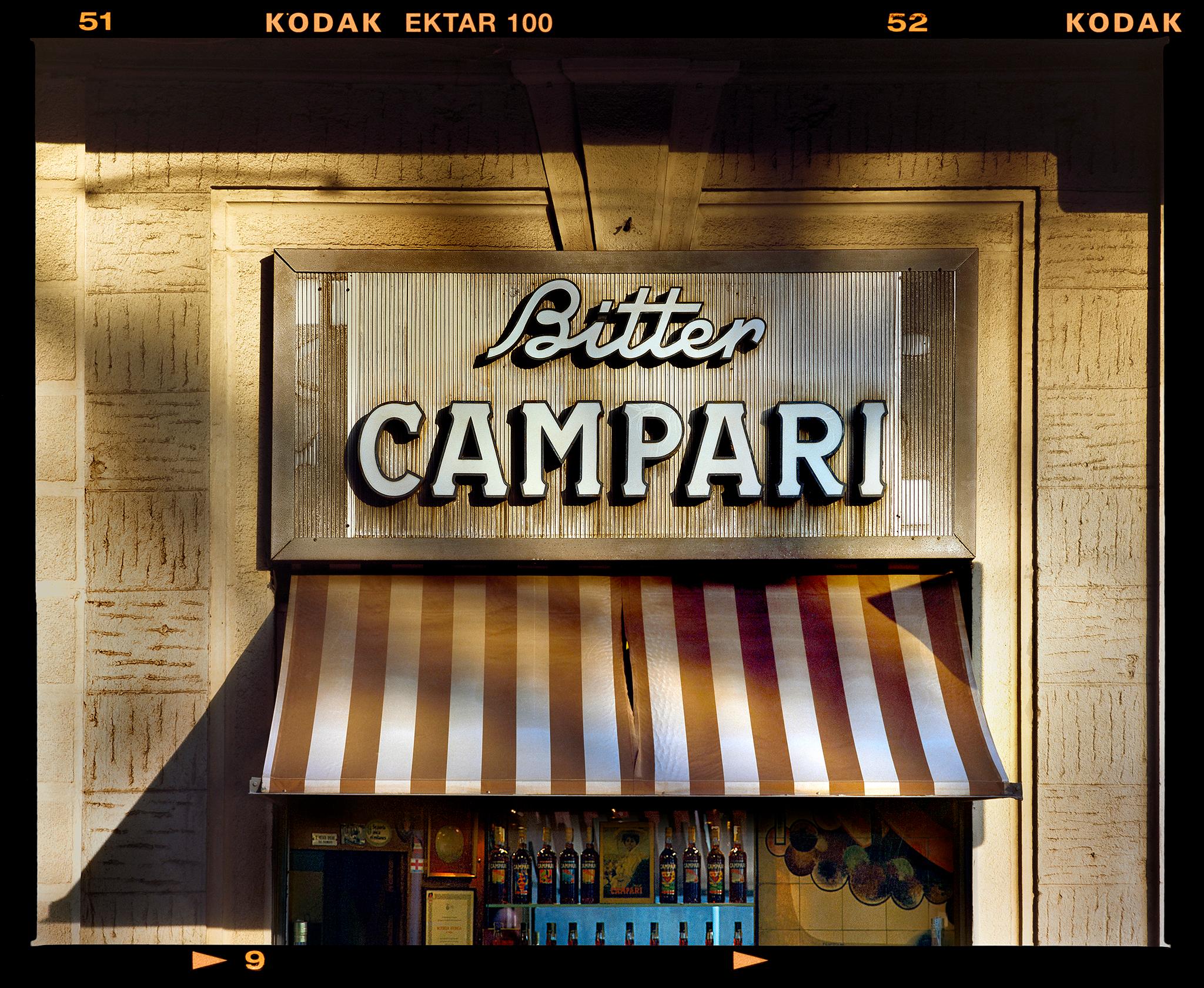 Richard Heeps Color Photograph – Bitter Campari-Schild, Mailand – Italienische Architektur Typografiefotografie
