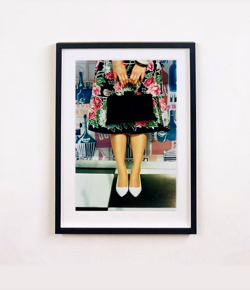 Schwarze Handtasche, Goodwood, Chichester - Feminine Mode, Farbfotografie – Photograph von Richard Heeps