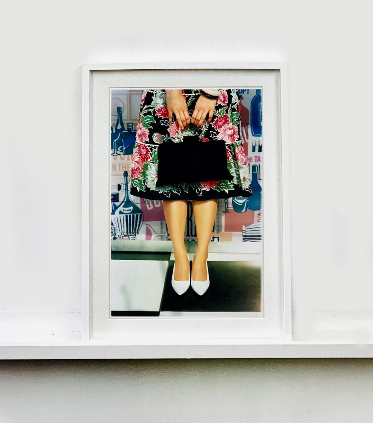 Schwarze Handtasche, Goodwood, Chichester - Feminine Mode, Farbfotografie (Zeitgenössisch), Photograph, von Richard Heeps