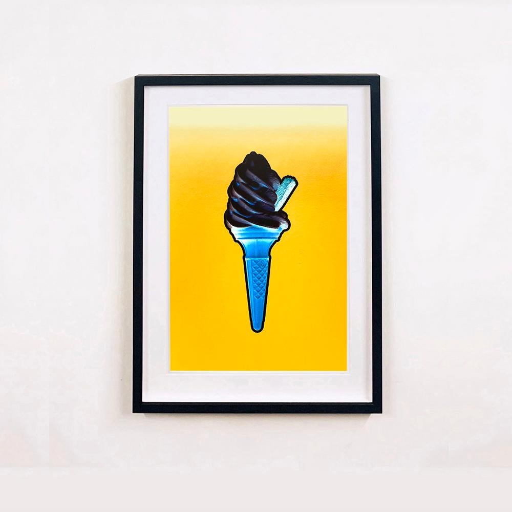 Black Ice Bexhill-on-Sea - Fotografía en color de la costa británica - Print de Richard Heeps