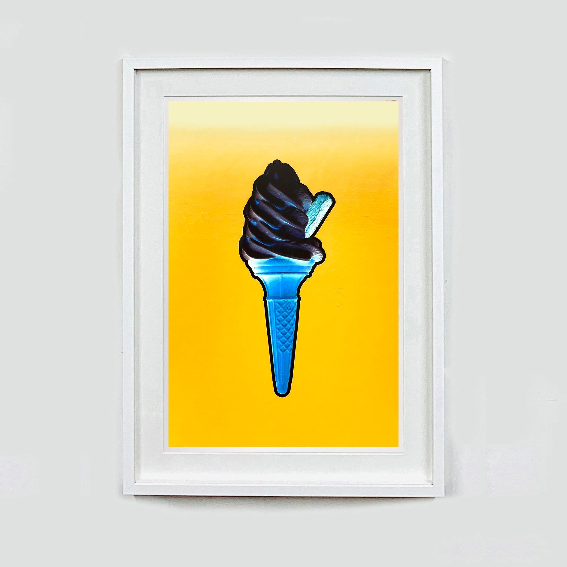 Black Ice Bexhill-on-Sea - Fotografía en color de la costa británica - Print Contemporáneo de Richard Heeps