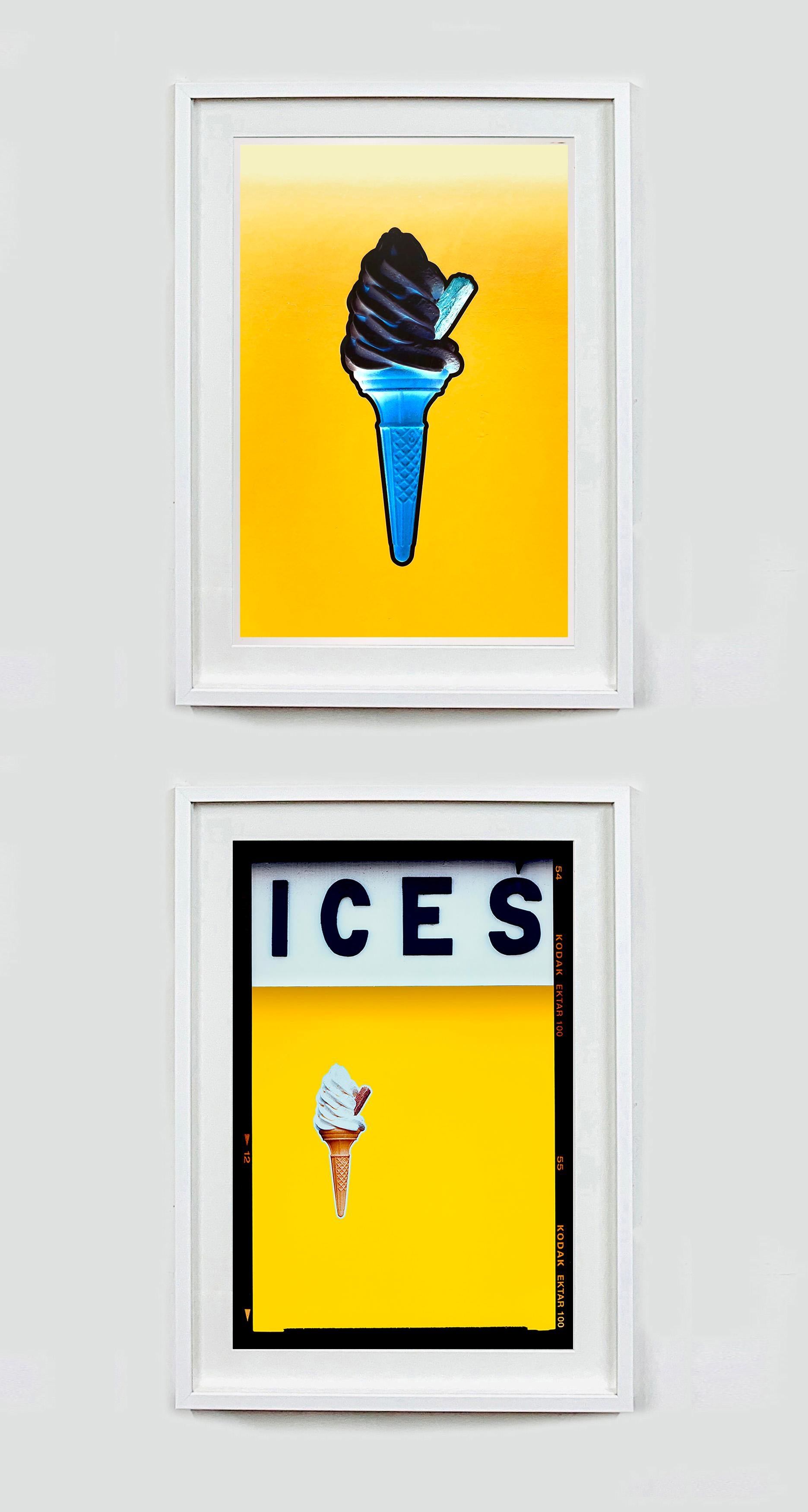 Black Ice Bexhill-on-Sea - Fotografía en color de la costa británica - Print Amarillo de Richard Heeps