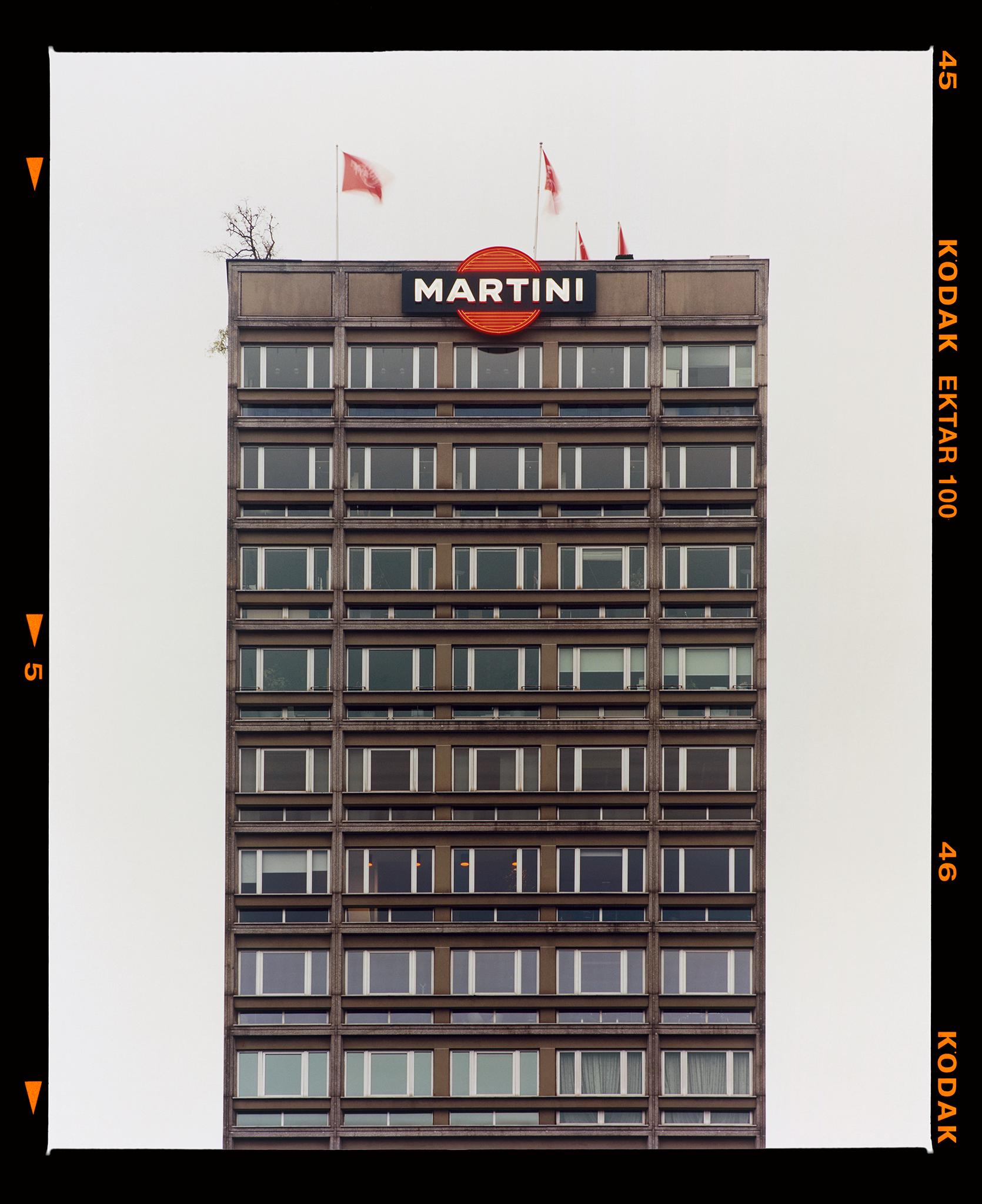 Martini bleu et gris, Milan - Photo d'architecture italienne encadrée - Print de Richard Heeps