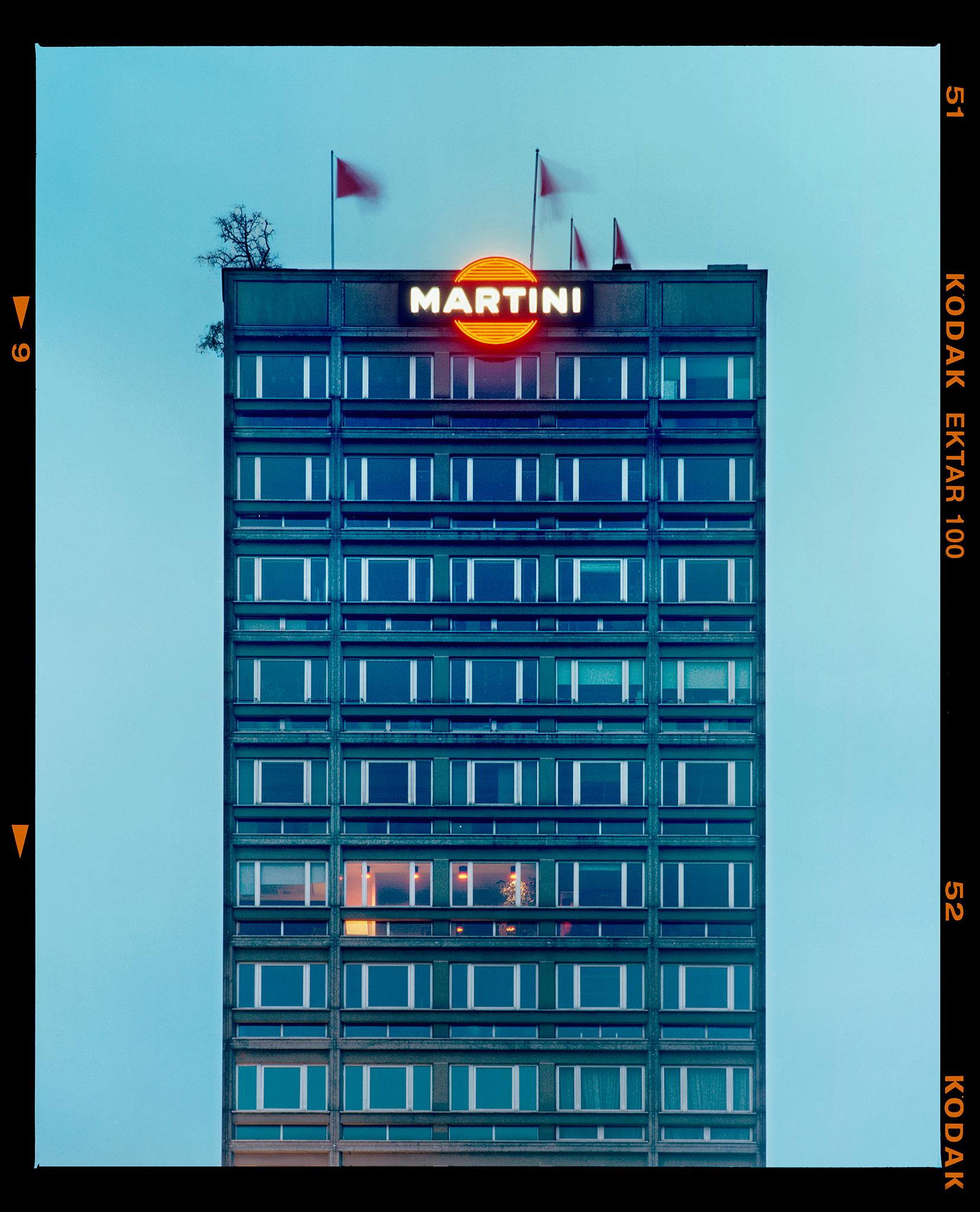 Martini bleu et Martini gris, Milan. Photographies d'architecture italienne par Richard Heeps.

Cette offre concerne deux œuvres d'art encadrées individuellement, chacune mesurant 39,3