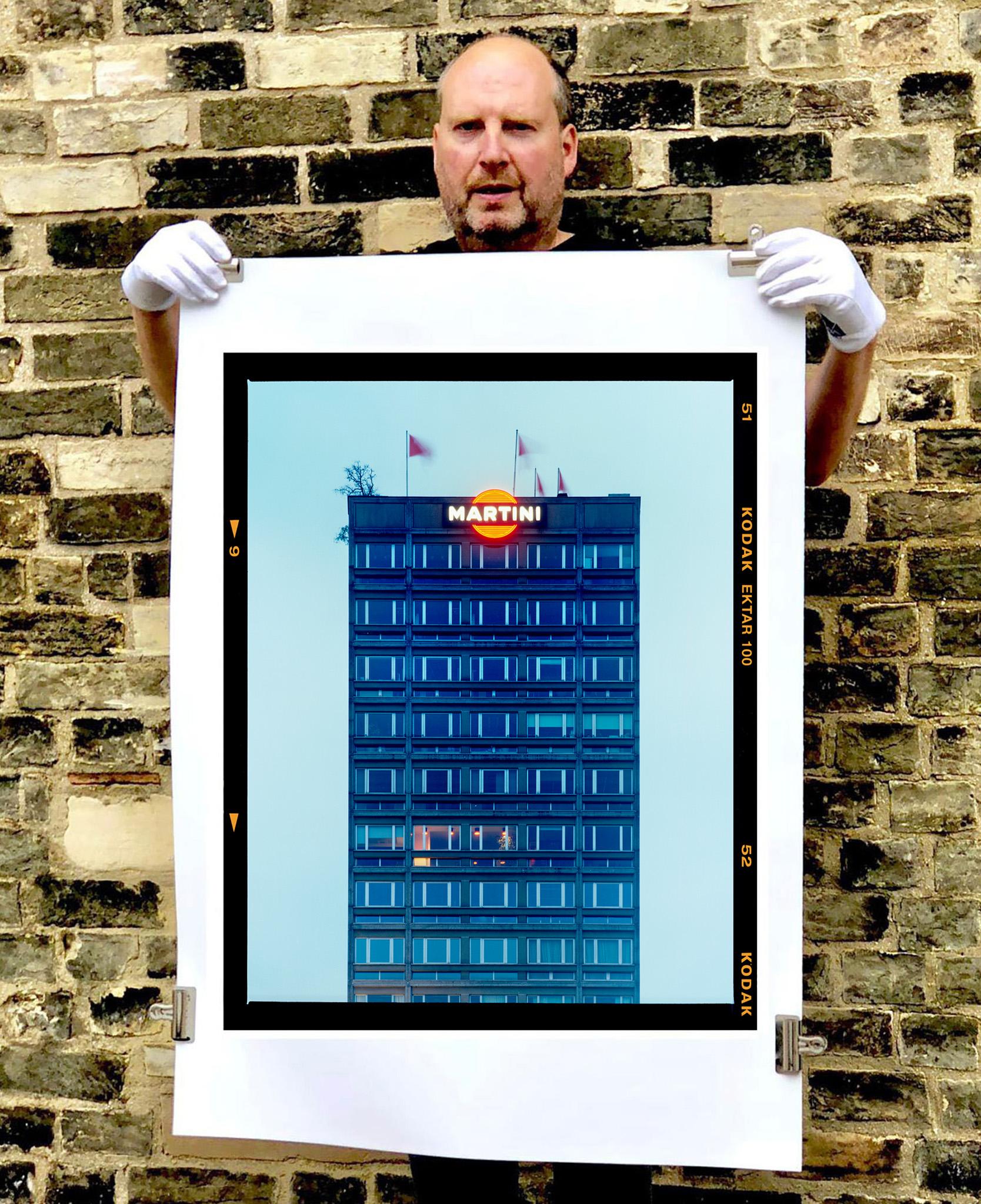Blue Martini (Film rebate), Milán - Fotografía en color de arquitectura italiana - Print de Richard Heeps