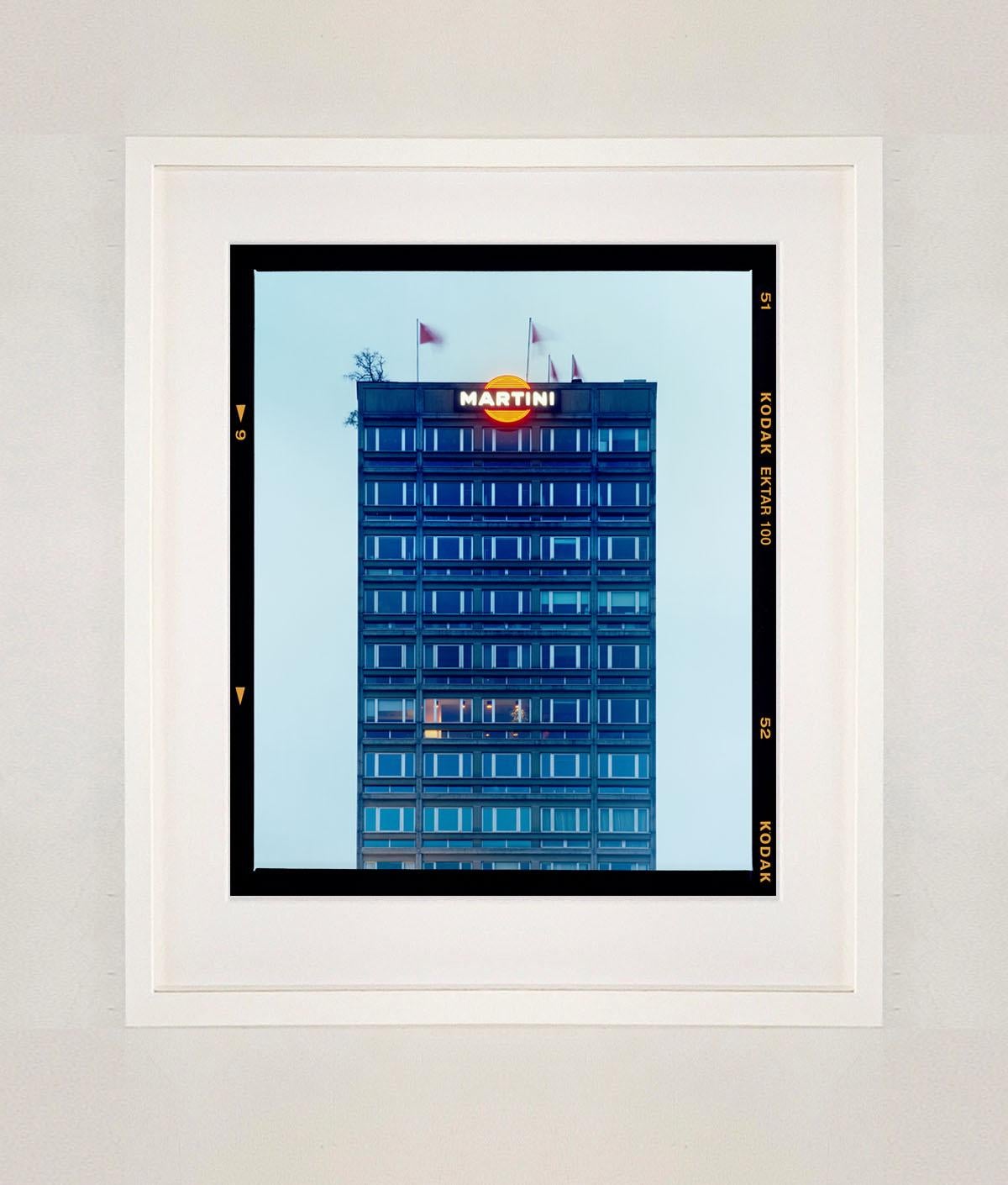 Martini bleu (rébate cinématographique), Milan - Photographie en couleur d'architecture italienne - Contemporain Print par Richard Heeps