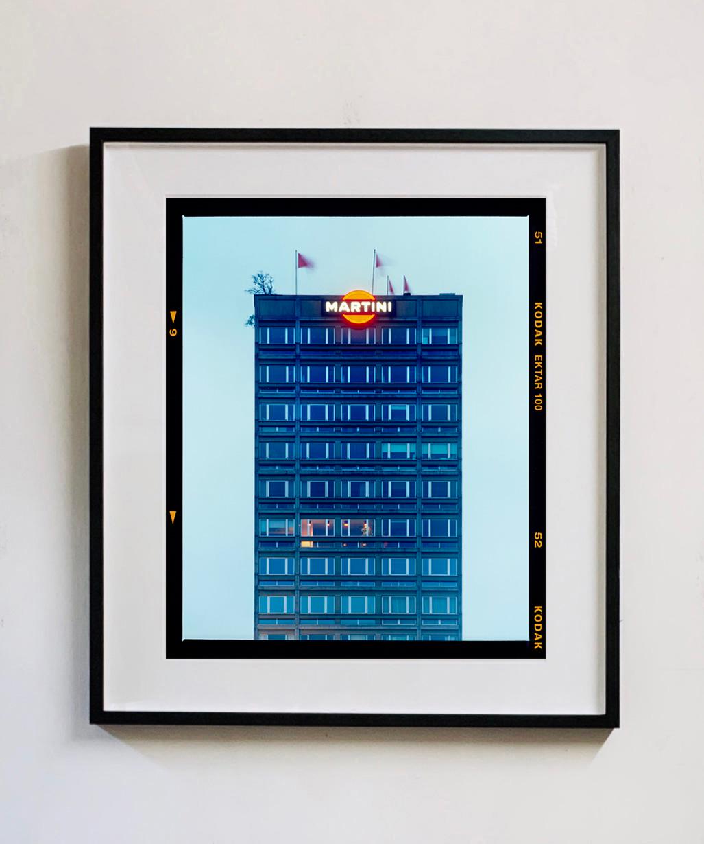 Blue Martini (Film rebate), Milán - Fotografía en color de arquitectura italiana - Print Contemporáneo de Richard Heeps