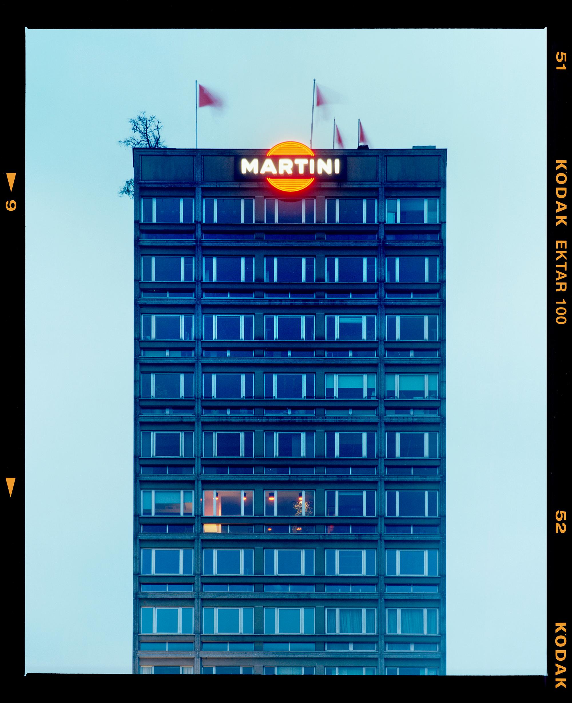 Richard Heeps Print – Blauer Martini (Filmrebatte), Mailand – Italienische Architektur Farbfotografie